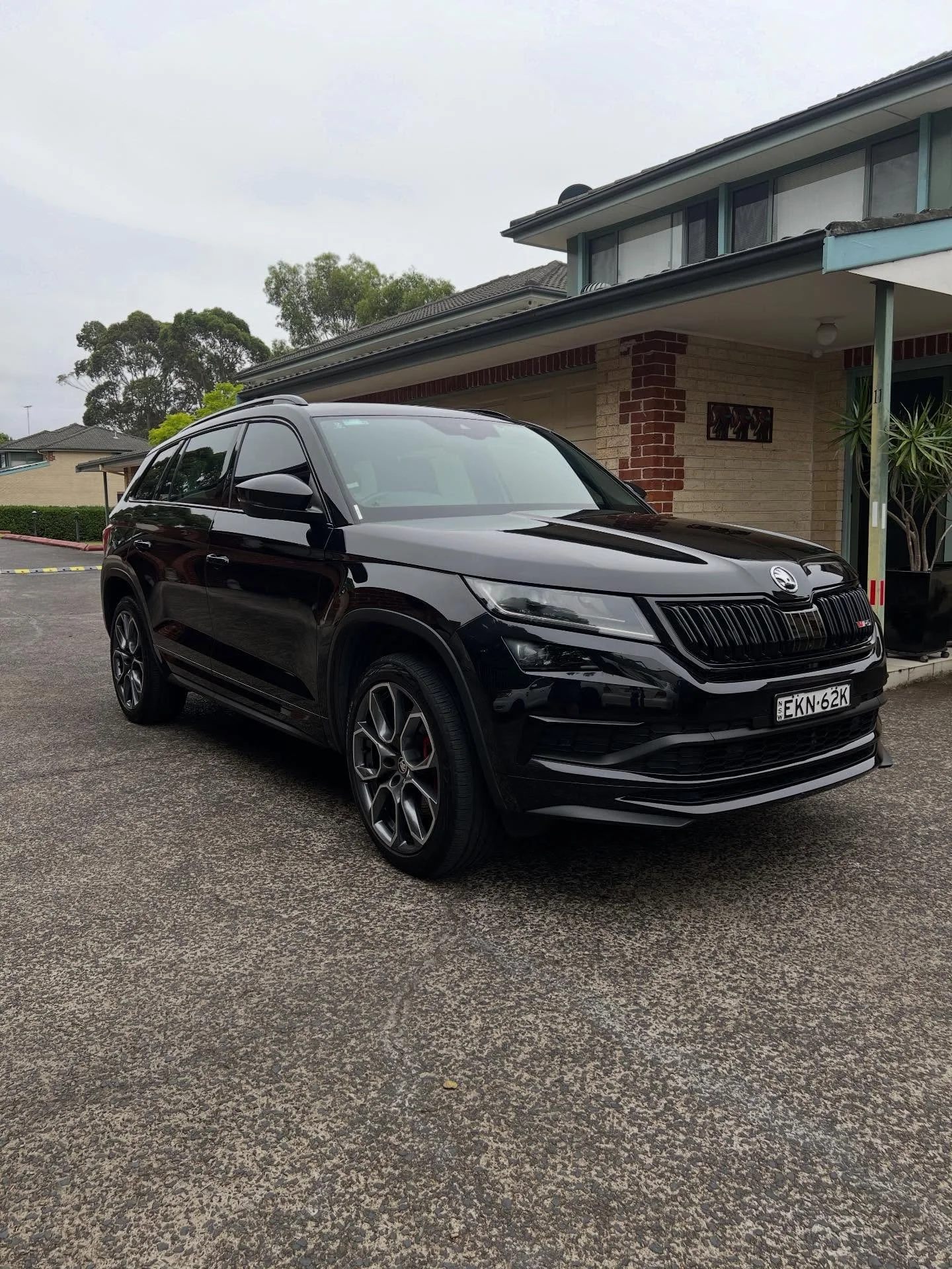 This beautiful black &Scaron;koda Kodiaq came in covered in heavy swirl marks and lacking depth.
After a full correction and graphene coating, the gloss is back and better than brand-new 🔥✨

✅Full decontamination wash
✅2 stage correction 
✅Magnum gr