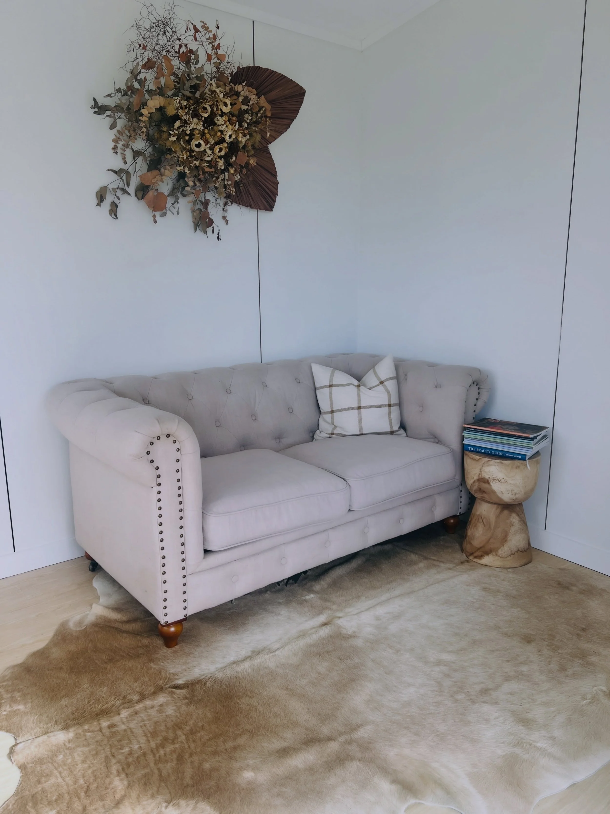 A winter&rsquo;s escape begins right here! The farm clinic entrance room is warm, cosy, and ready for this afternoon&rsquo;s appointments.

Happy Fieldays week 🌾🚜
K x

#theruralnaturopath 
#onlinenaturopath 
#nznaturopath
#nznutritionist 
#nzherbal