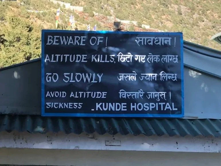 sign to warn about altitude sickness