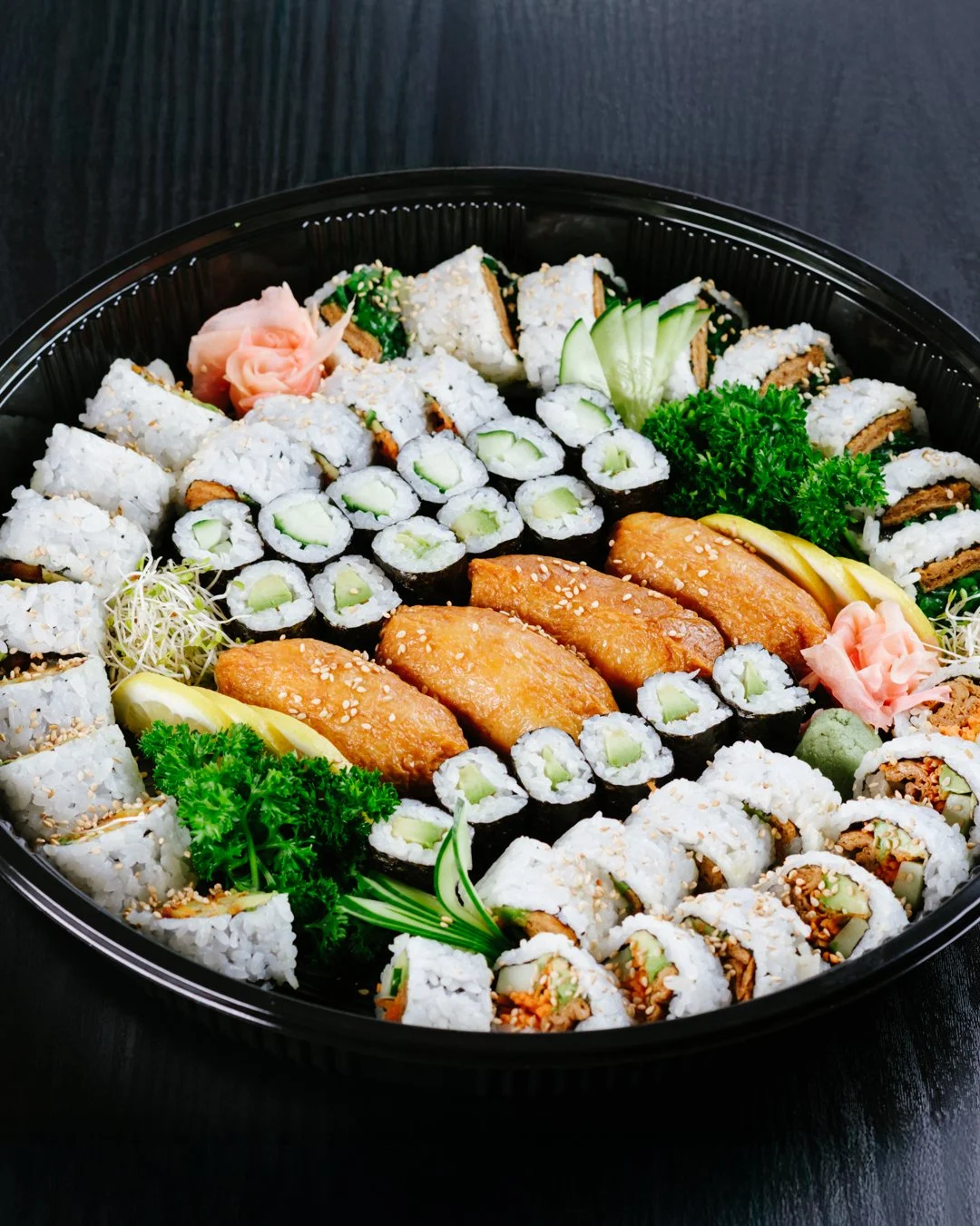 Treat yourself to the ultimate in freshness! Savour our delicious sushi alongside a colourful vegetable platter &mdash; healthy, fresh and irresistible. Please place your order for platter menus at least two hours in advance.

Sushi that makes you sa