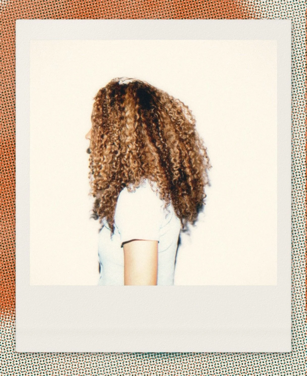 Caramel tones, natural texture, and curls in all the right places.

Fall appointments are filling up, and we&rsquo;ve opened additional availability, including Sundays and Mondays.

Book your next color, cut, or curl refresh at vagaro.com/colmado. Li