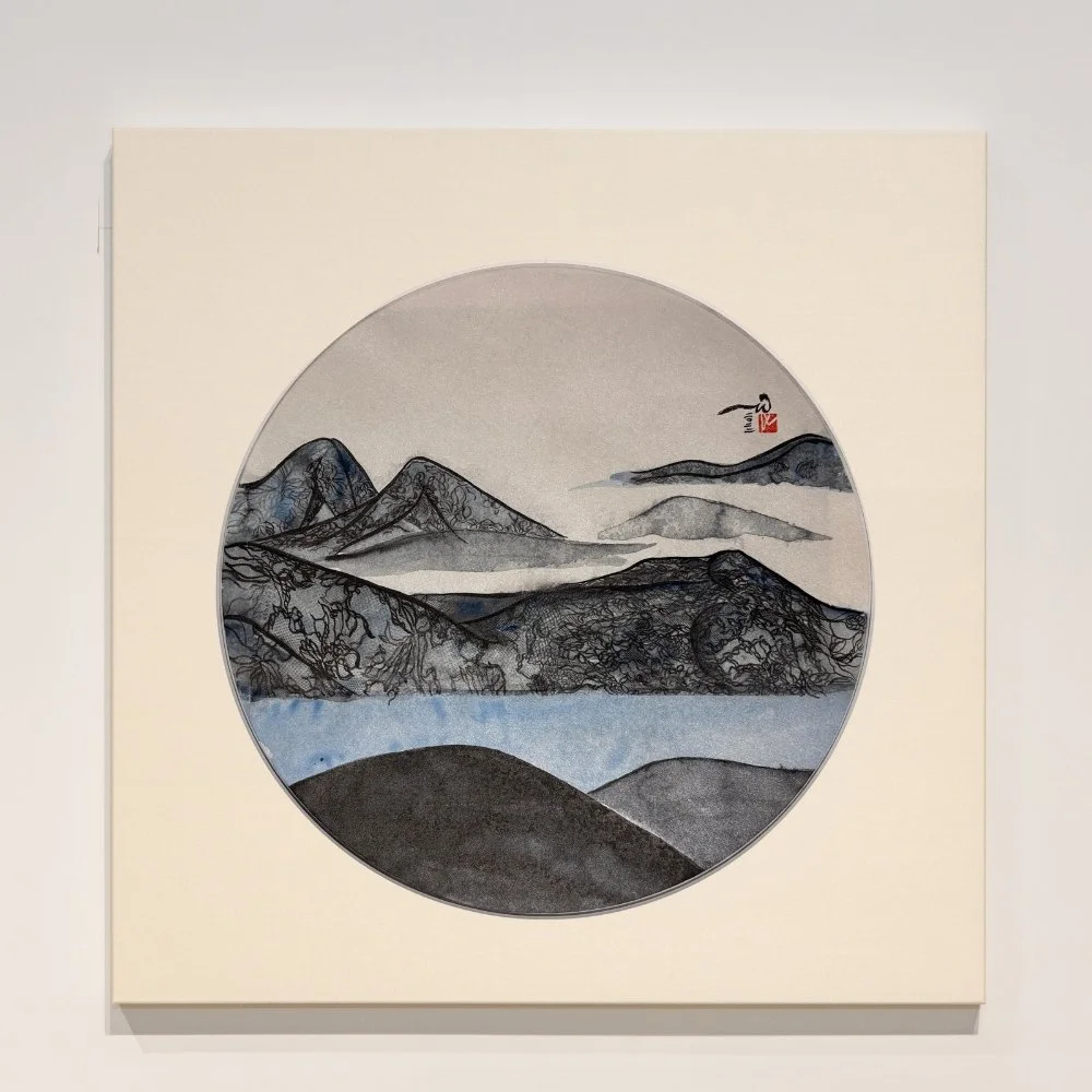 Alternative Landscape Series - Fragrant Mountains (異山水 系列)
Ink and color on silver Xuan paper mounted on silk on board
33 x 33 / 50 x 50 cm
2024