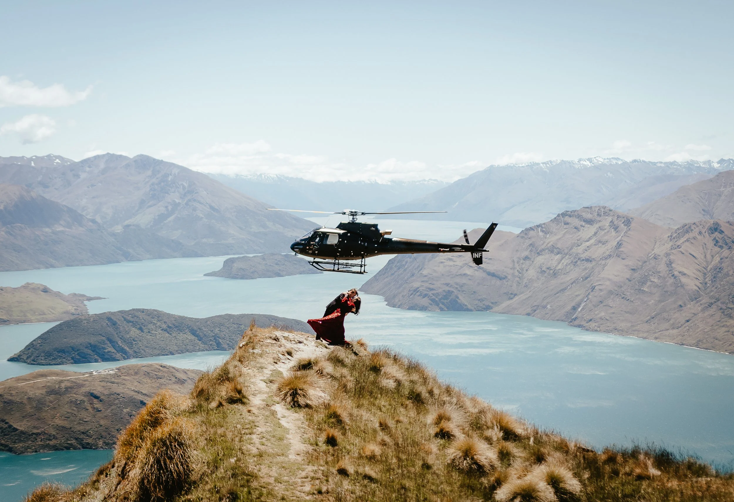 Couple kissing on Coromandel Peak during their heli elopement