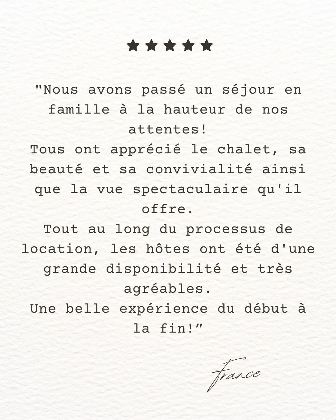 Avis positif avec une étoile de 5 étoiles, commentaires sur un séjour en famille dans un chalet avec vue spectaculaire, mention de la disponibilité et de la convivialité des hôtes, signé France.