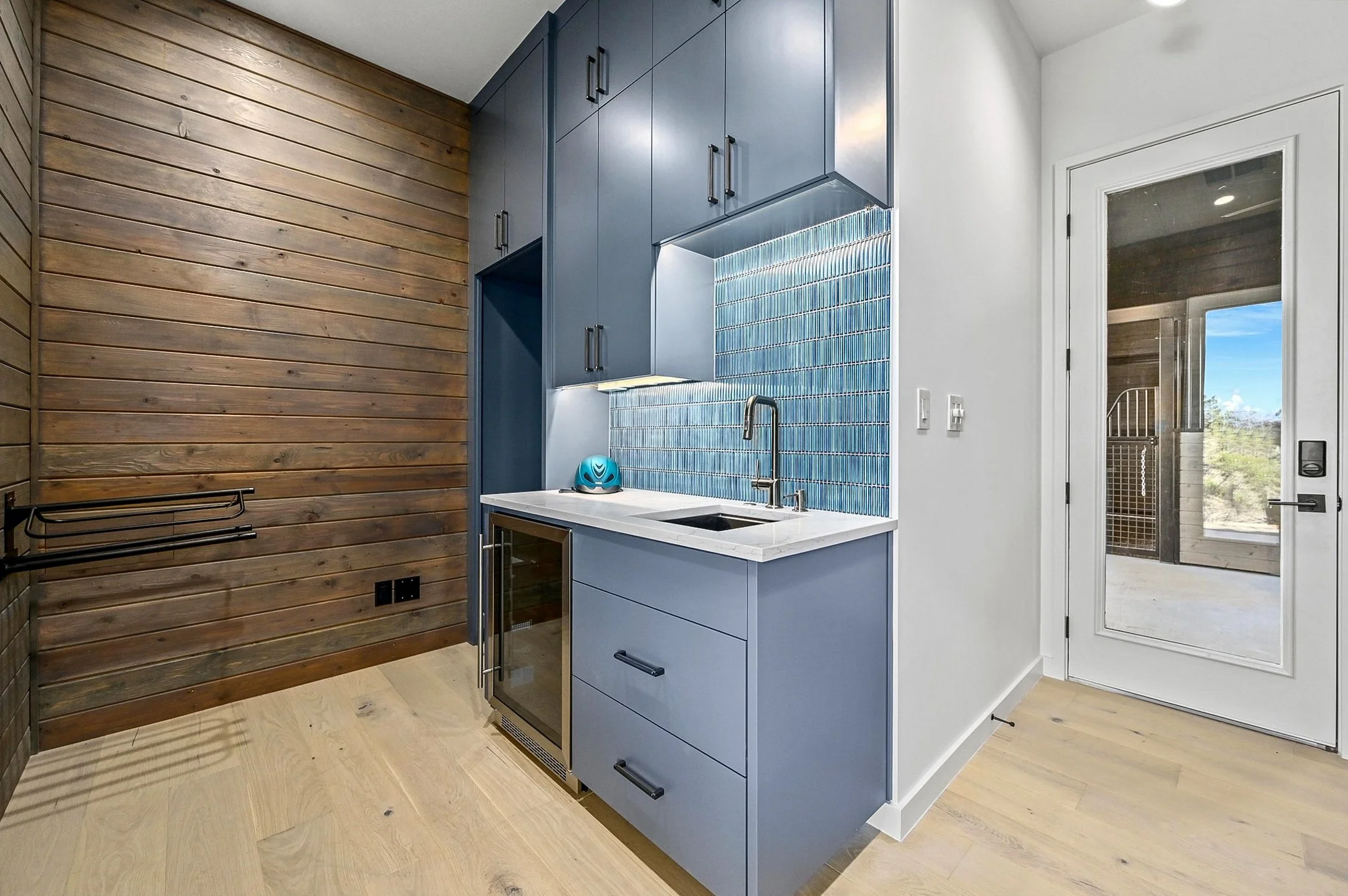 Air conditioned tack room with bar, fridge and washer dryer connections
