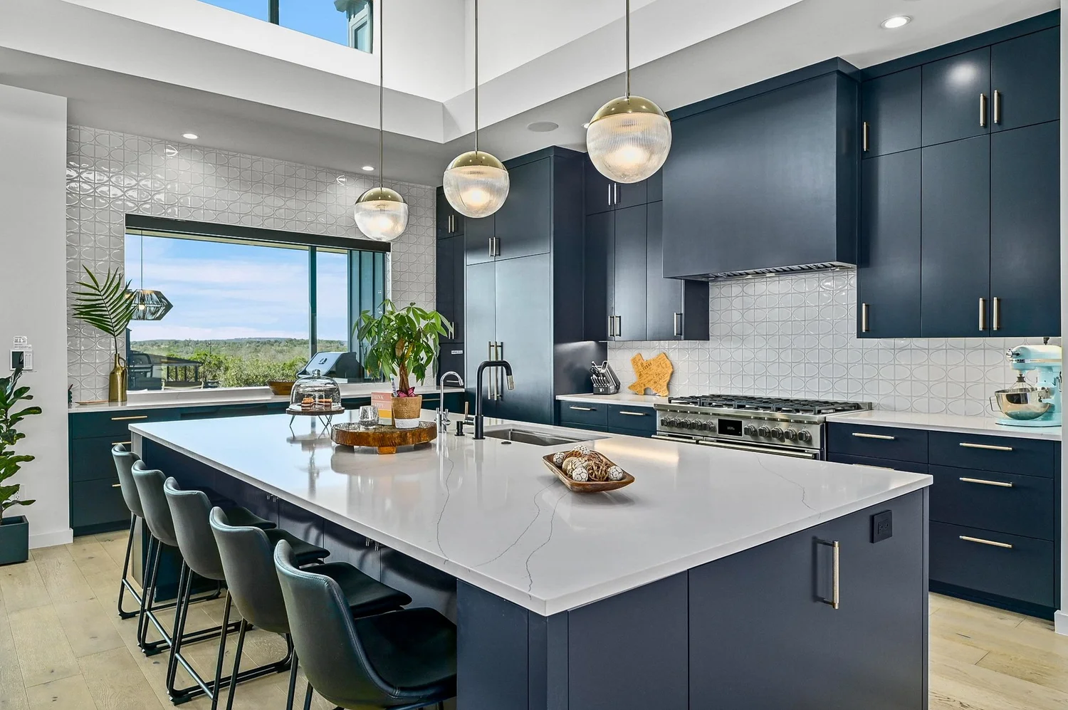 Chef’s kitchen and island