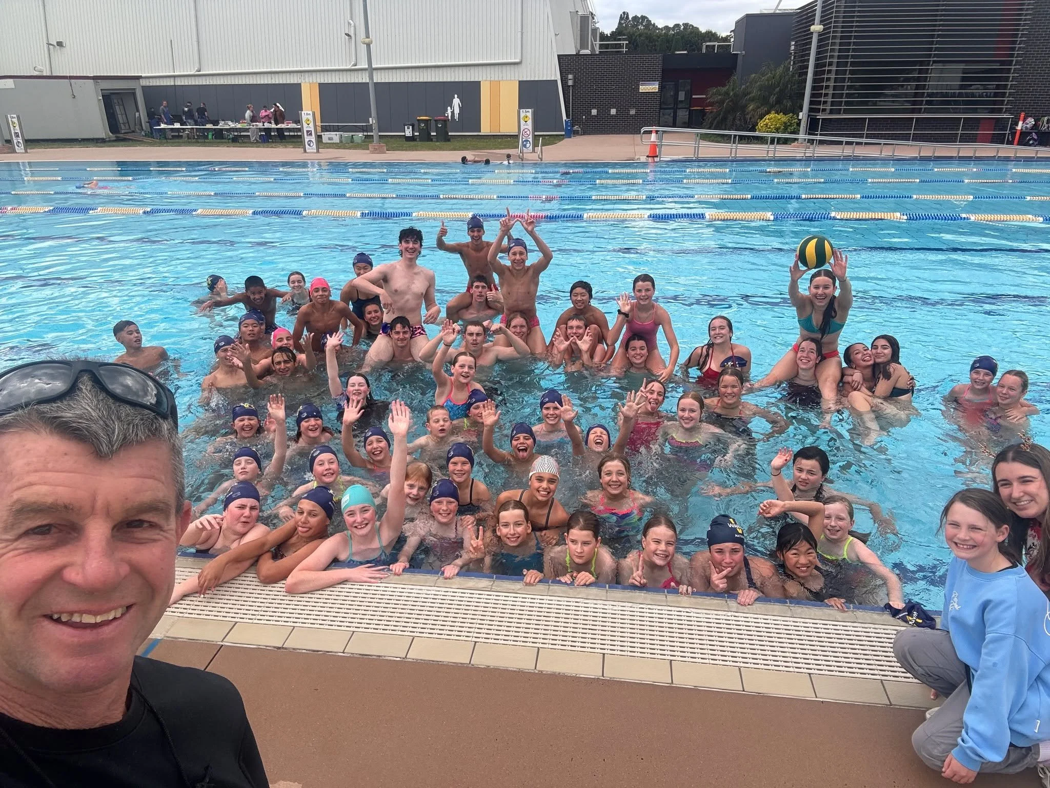 Tonight Warragul Swimming Club saw off 2025 with a big poolside Christmas barbecue.

It was great to see so many families looking nice and relaxed, while the kids went bonkers in the pool. 🤪

A huge thankyou to all the parents who helped out with ca