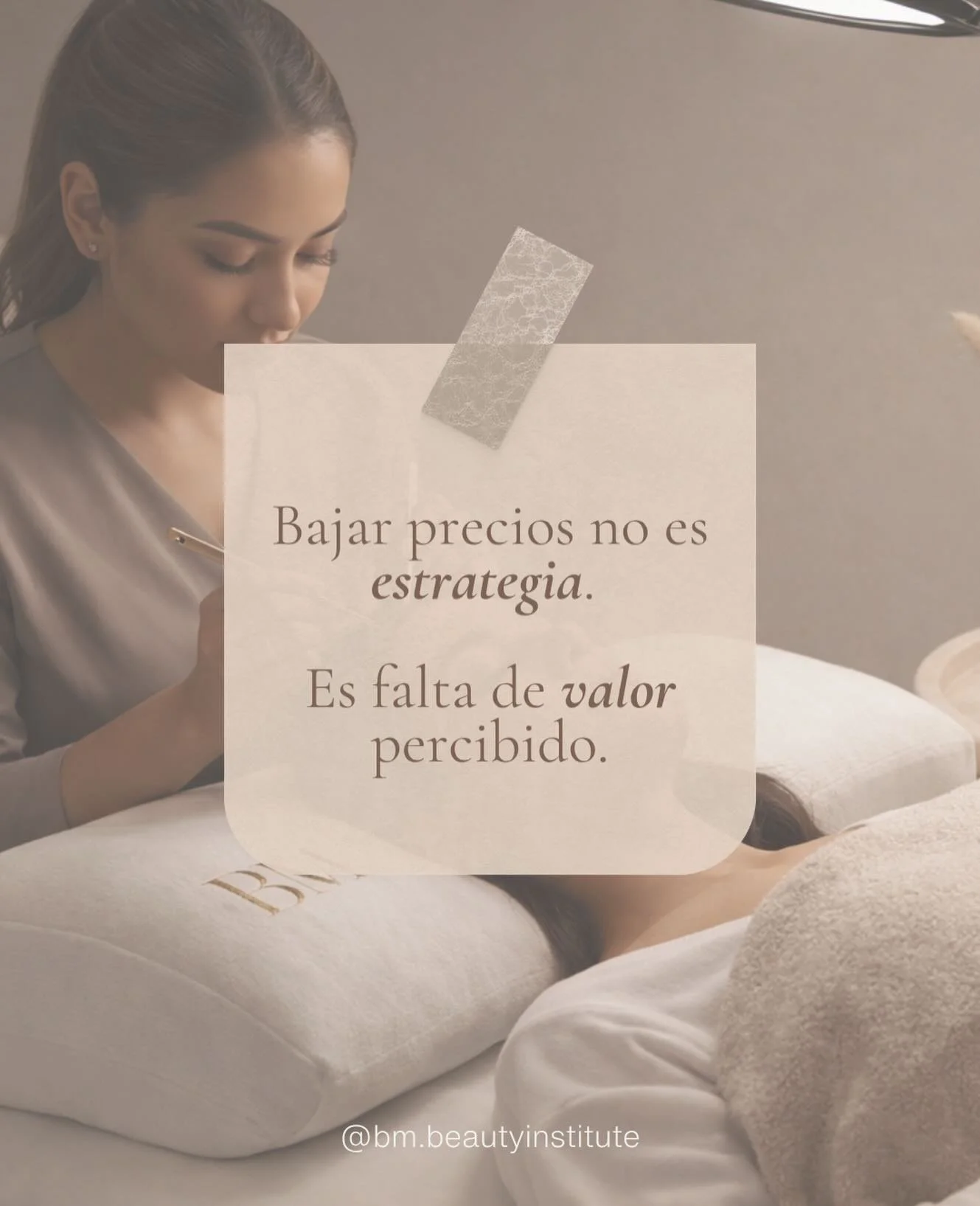 Bajar precios no es estrategia. 
Es una se&ntilde;al.

Y en la mayor&iacute;a de los casos, es la se&ntilde;al de que tu servicio no est&aacute; siendo percibido como deber&iacute;a. 😬

Estamos en una industria en constante crecimiento. Cada vez hay