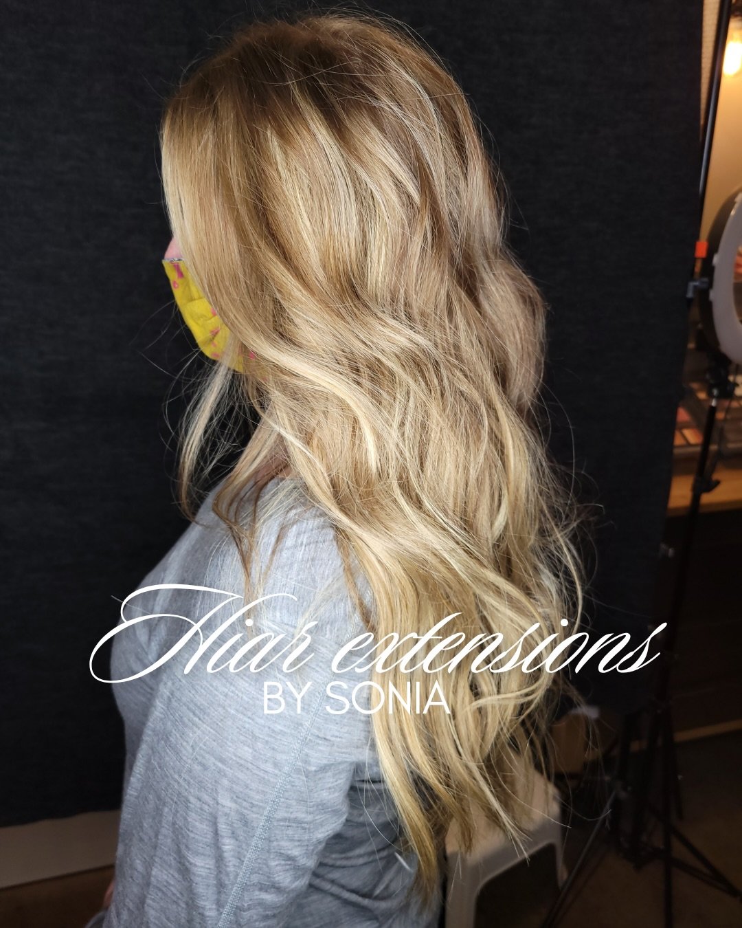 Serving up some serious blonde ambition! 👱&zwj;♀️✨ Sonia worked her magic with these gorgeous extensions, giving us the perfect blend of length and beachy texture. Say goodbye to waiting for your hair to grow and hello to instant, voluminous waves. 