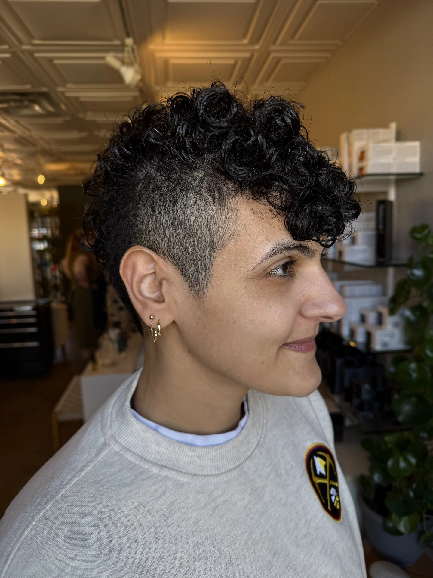 A good short cut lives or dies on the shape. Hallie cut this to fall right where it should with almost no effort the next morning, which is the entire point of a cut that fits your hair instead of fighting it. If you have been nervous to go shorter, 