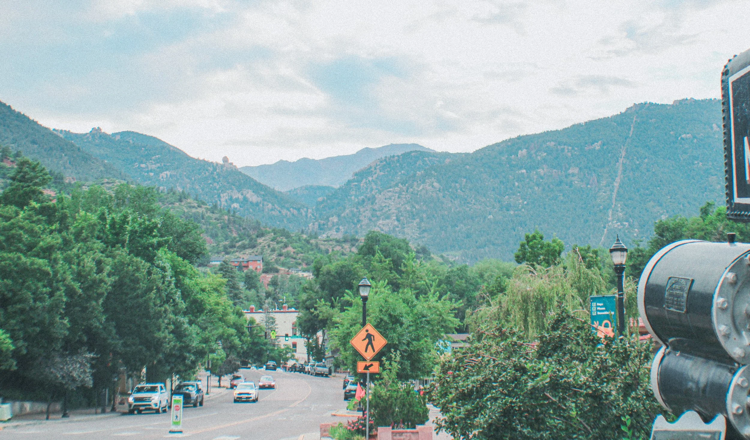 A distance shot of the mountains surrounding Manitou Springs.