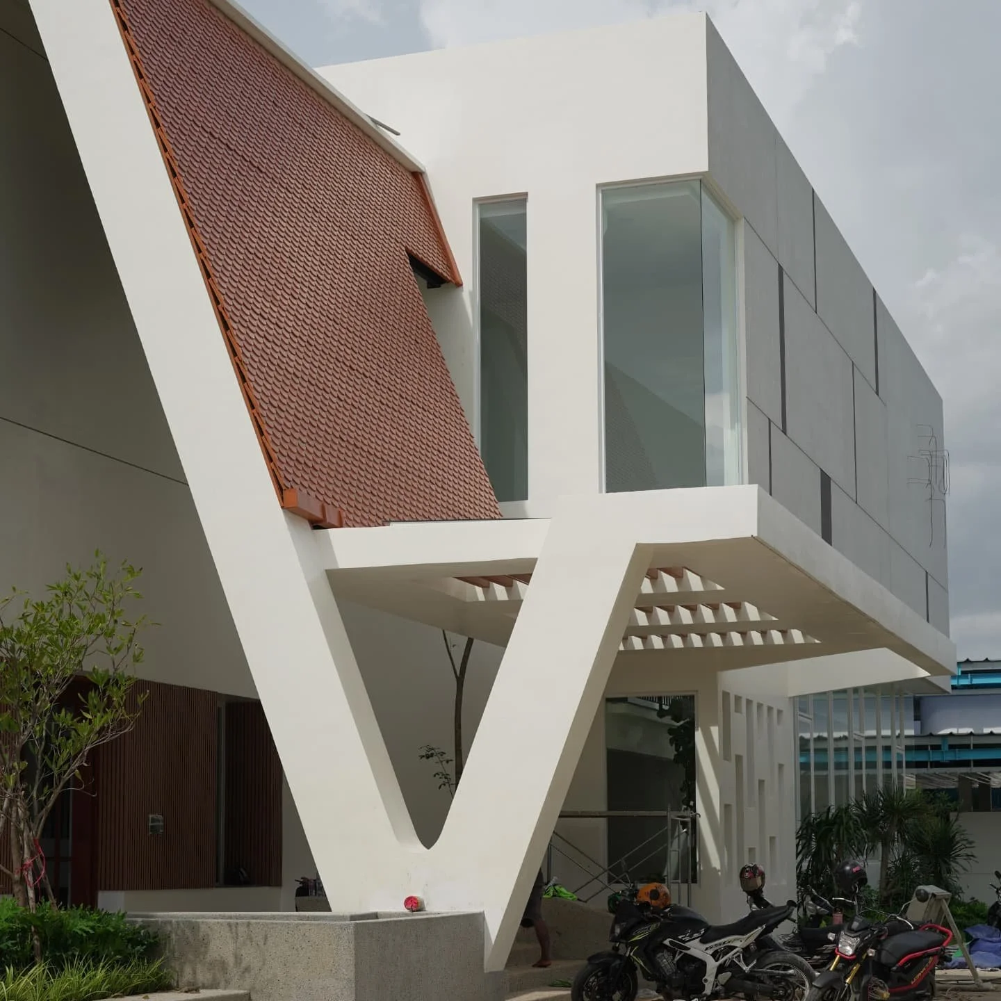 Over 1000m2 of glass for Vital Premium Water factory! Final cleaning and touch-ups before handover.