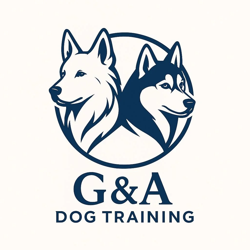 Logo con due volti di cani, uno lupo e uno husky, sopra le lettere G&A, con la scritta Dog Training sotto.