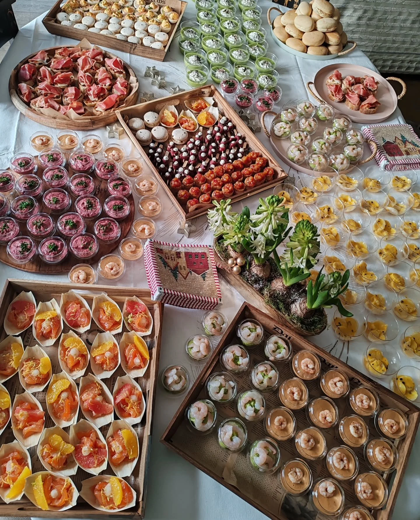 Un grand merci &agrave; vous !

Aujourd&rsquo;hui, on partage quelques photos des buffets et plats de No&euml;l que nous avons eu le plaisir de livrer 🎄 : saumon gravlax, ballotins de volailles, amuses-bouches, tarte champignons&ndash;estragon&ndash