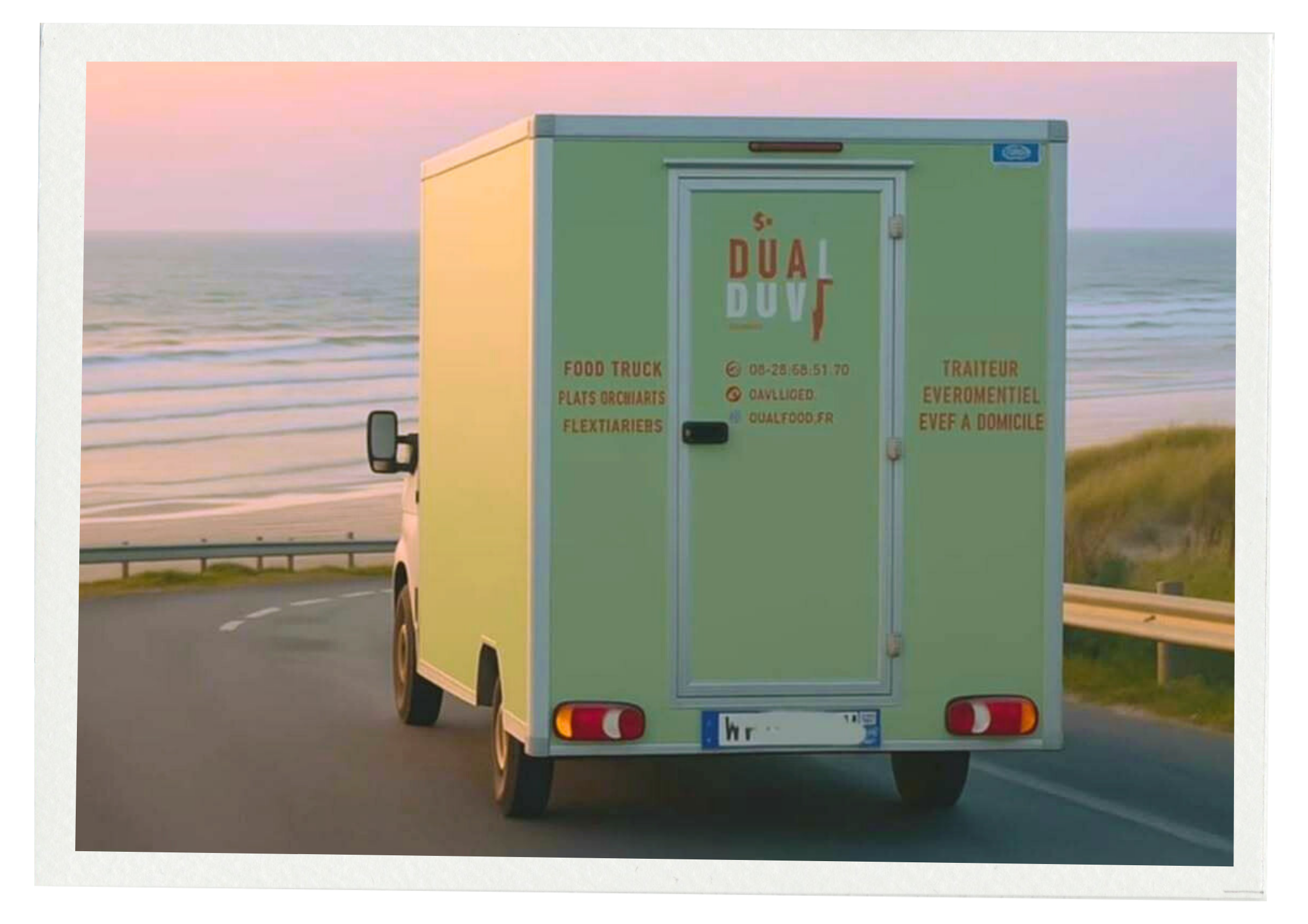 Le food truck "Dual Food" sur une route près de la mer au coucher du soleil, avec le logo "Dual Food" sur la porte arrière.