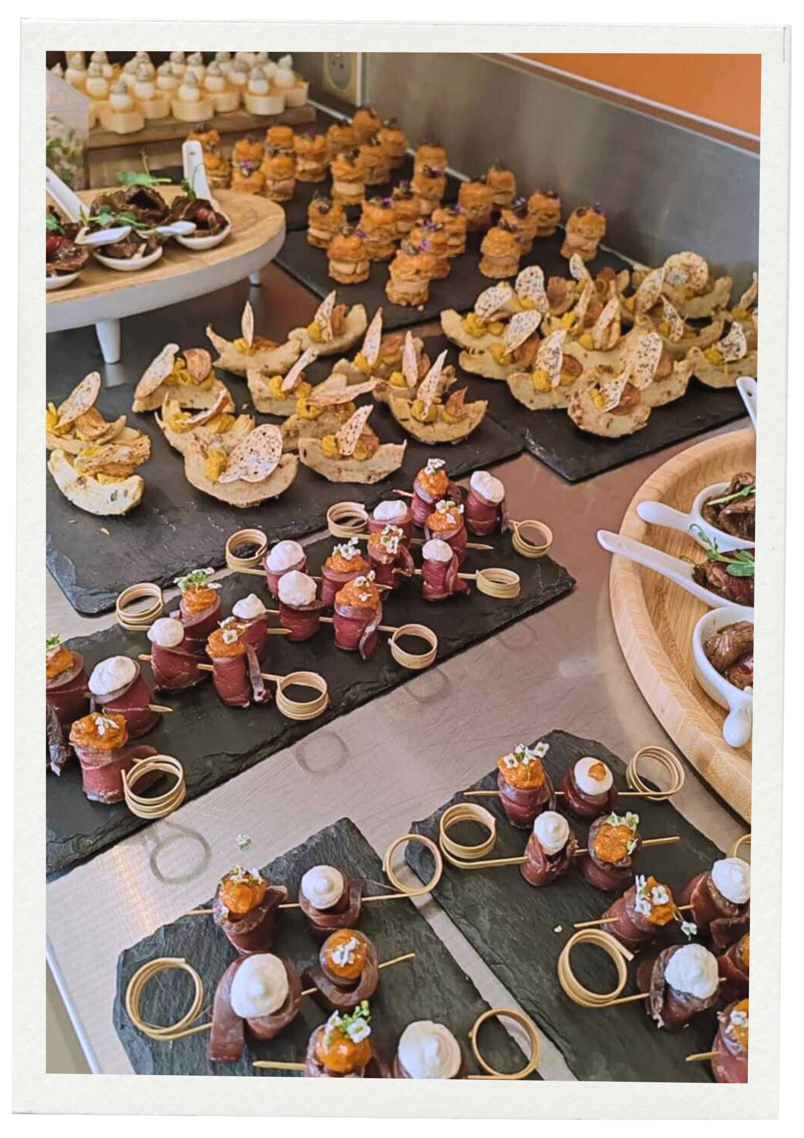 Plateaux de canapés et amuse-bouches sophistiqués, servis par dual food traiteur lors d'une réception Dual Food.