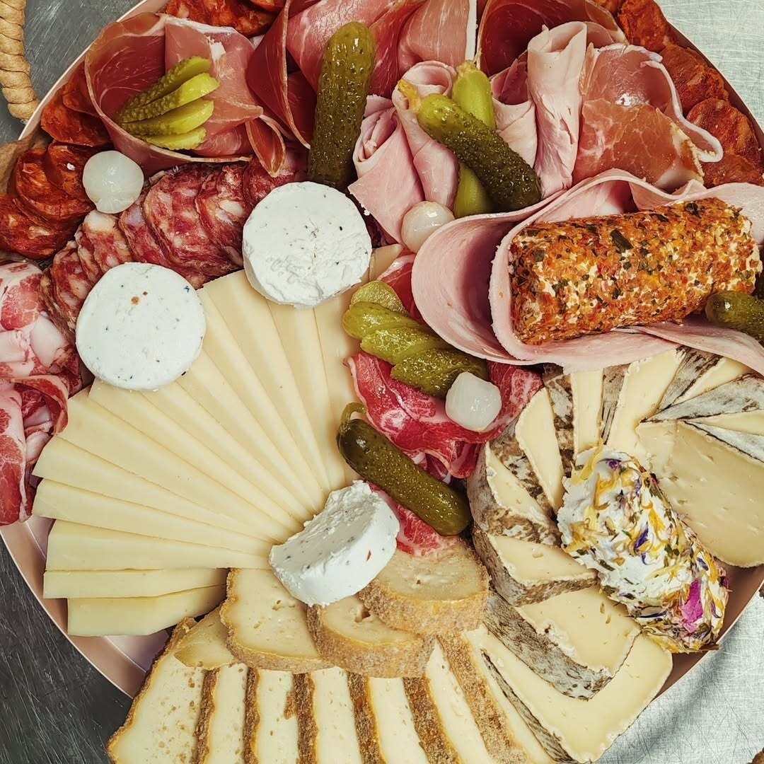 Plat de fromage, charcuterie, cornichons, et rosette, servi par dual food traiteur.