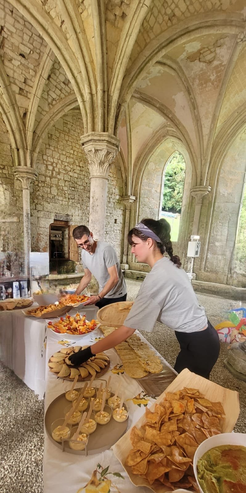 Bertille & gregory organisent un buffet de nourriture dans une ancienne abbaye.