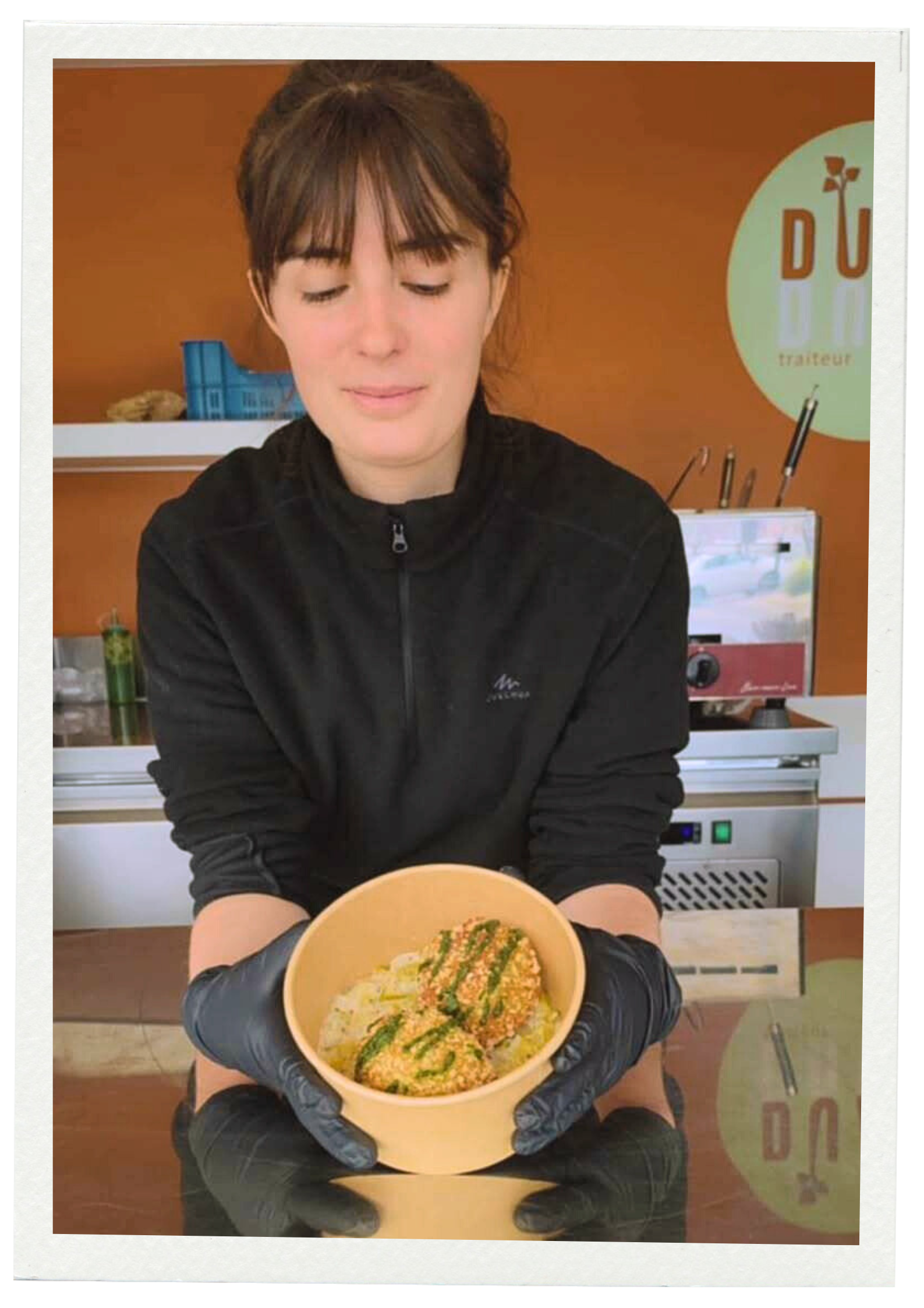 Bertille tenant un bol de nourriture dans le food truck dual food.