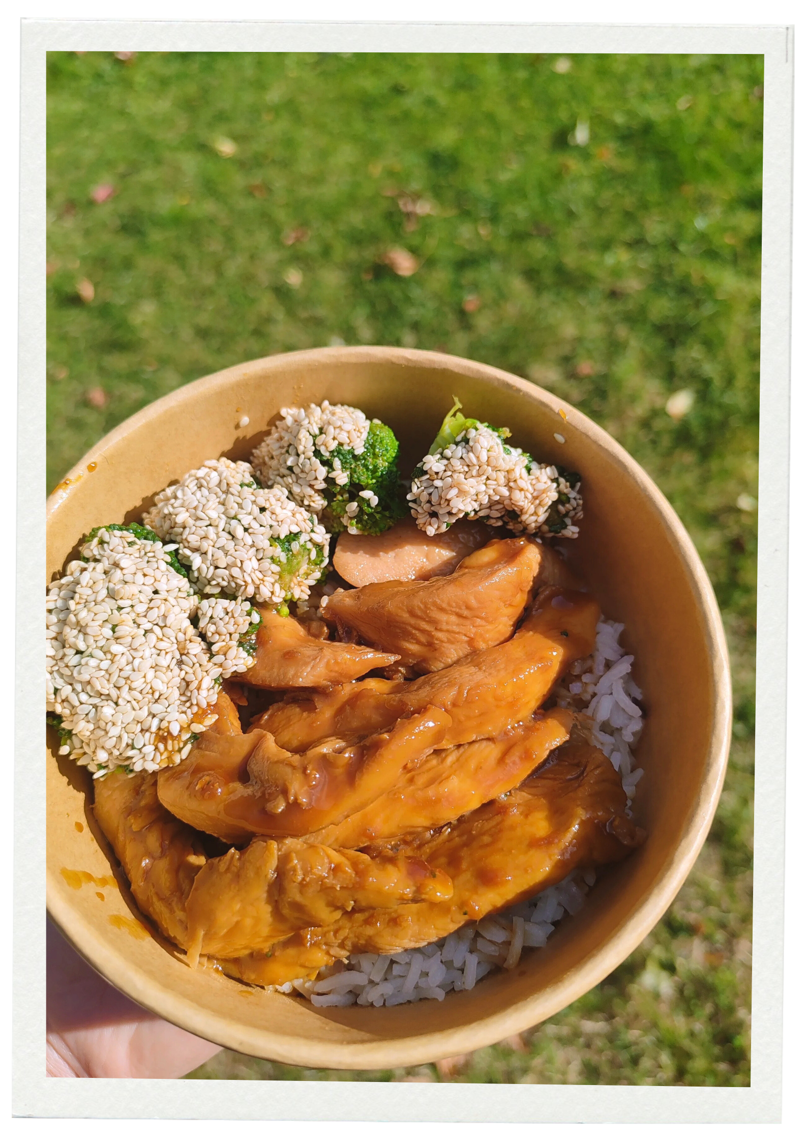 Bowl contenant du riz blanc, des morceaux de poulet er du brocoli enrobé de graines de sésame, servi par dual food traiteur.