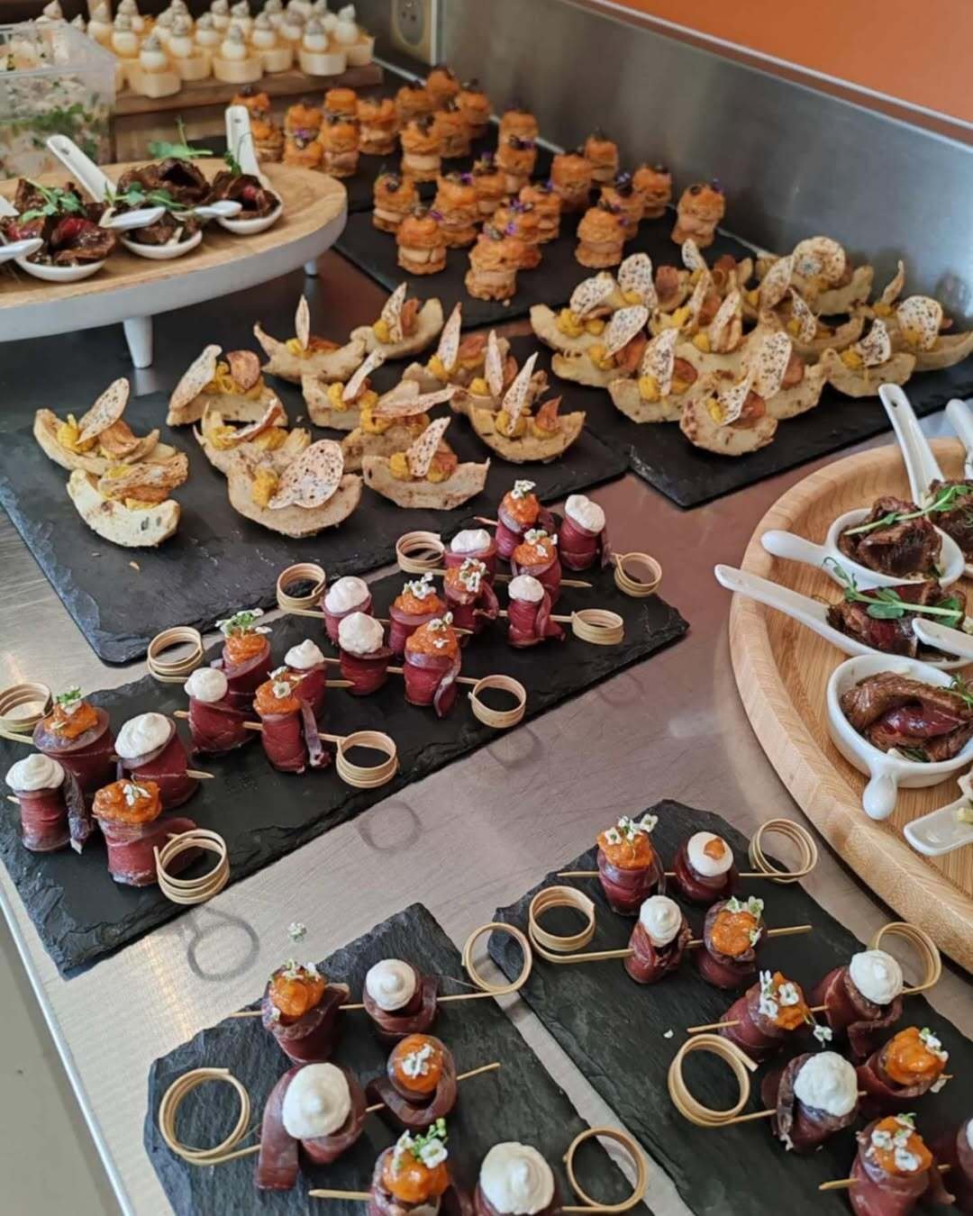 Plateau de bouchées apéritives variées sur ardoise, servi par dual food traiteur.