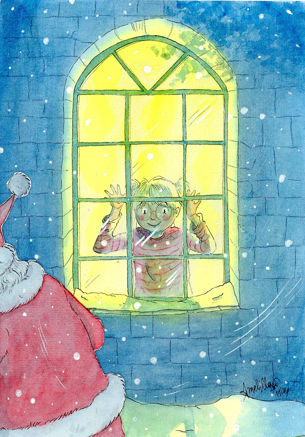 Un enfant regarde par une fenêtre illuminée, avec la neige qui tombe dehors. La photo est dessinée à l'aquarelle, et on peut voir la silhouette d'une personne en manteau rouge avec une toque de Noël devant la fenêtre.