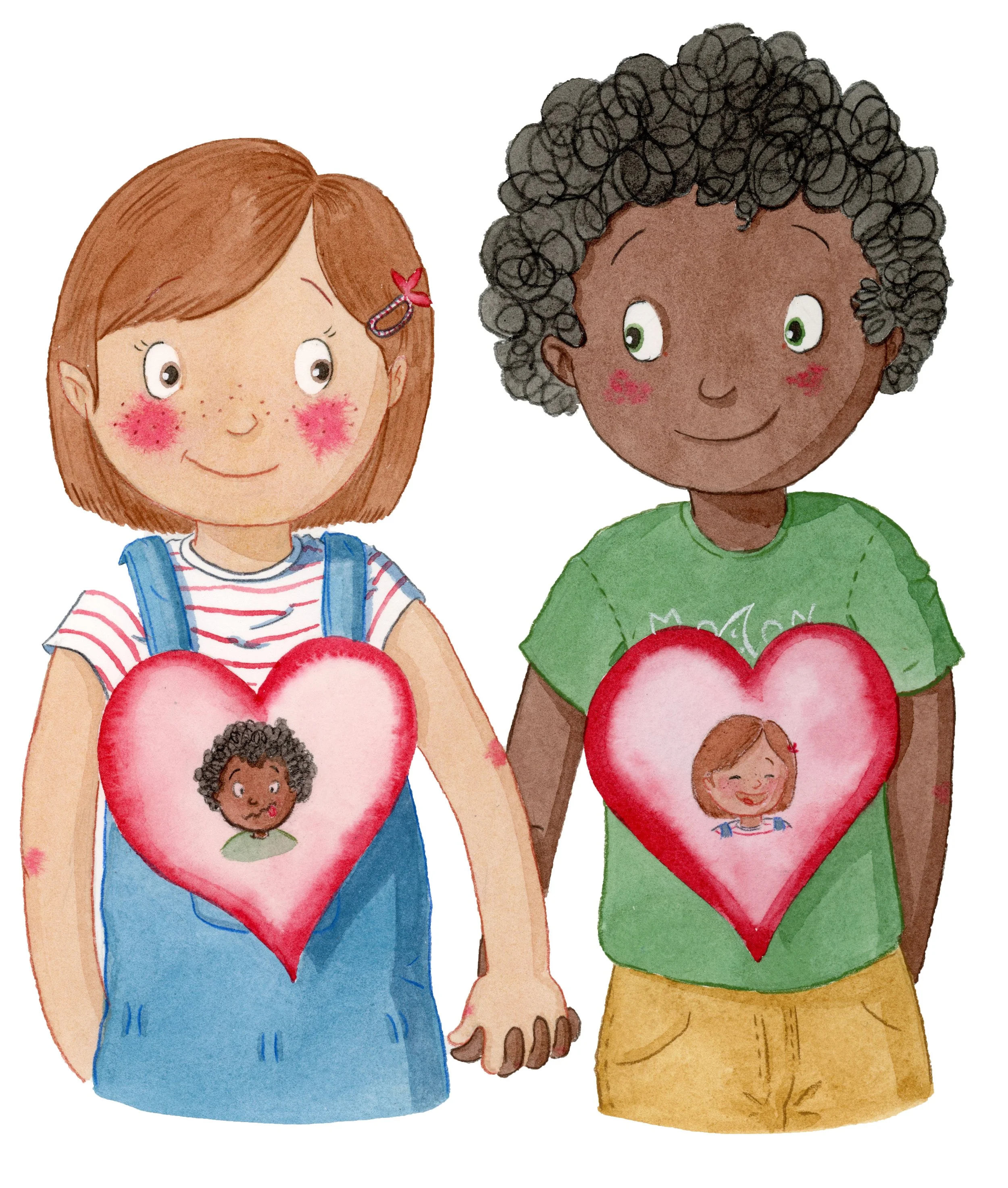 Une fille aux cheveux bruns avec un t-shirt rayé blanc et rouge, porte un sac à dos bleu, et un garçon aux cheveux bouclés noirs, porte un t-shirt vert, tenant la main et chacun a une grosse patch cœur avec une photo de l'autre dans le cœur.