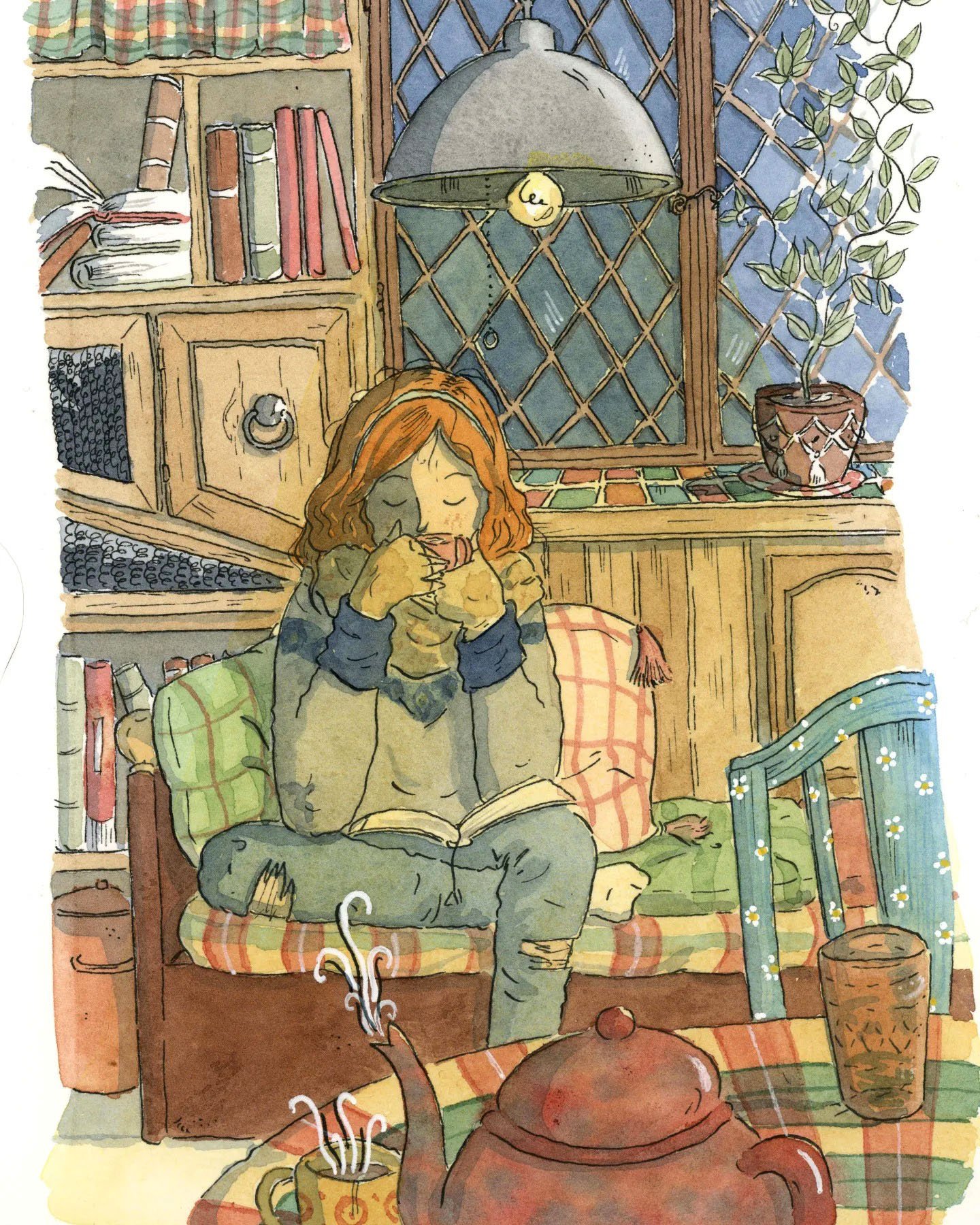 Une femme aux cheveux roux, assise sur un canapé, lit un livre tout en tenant une tasse de thé. Elle porte un pull gris avec des manches bleues. Il y a un chat gris sur ses genoux. La scène se déroule dans une cuisine ou un coin repas chaleureux avec des étagères en bois, des livres, une lampe suspendue, une fenêtre avec treillis et une plante en pot.