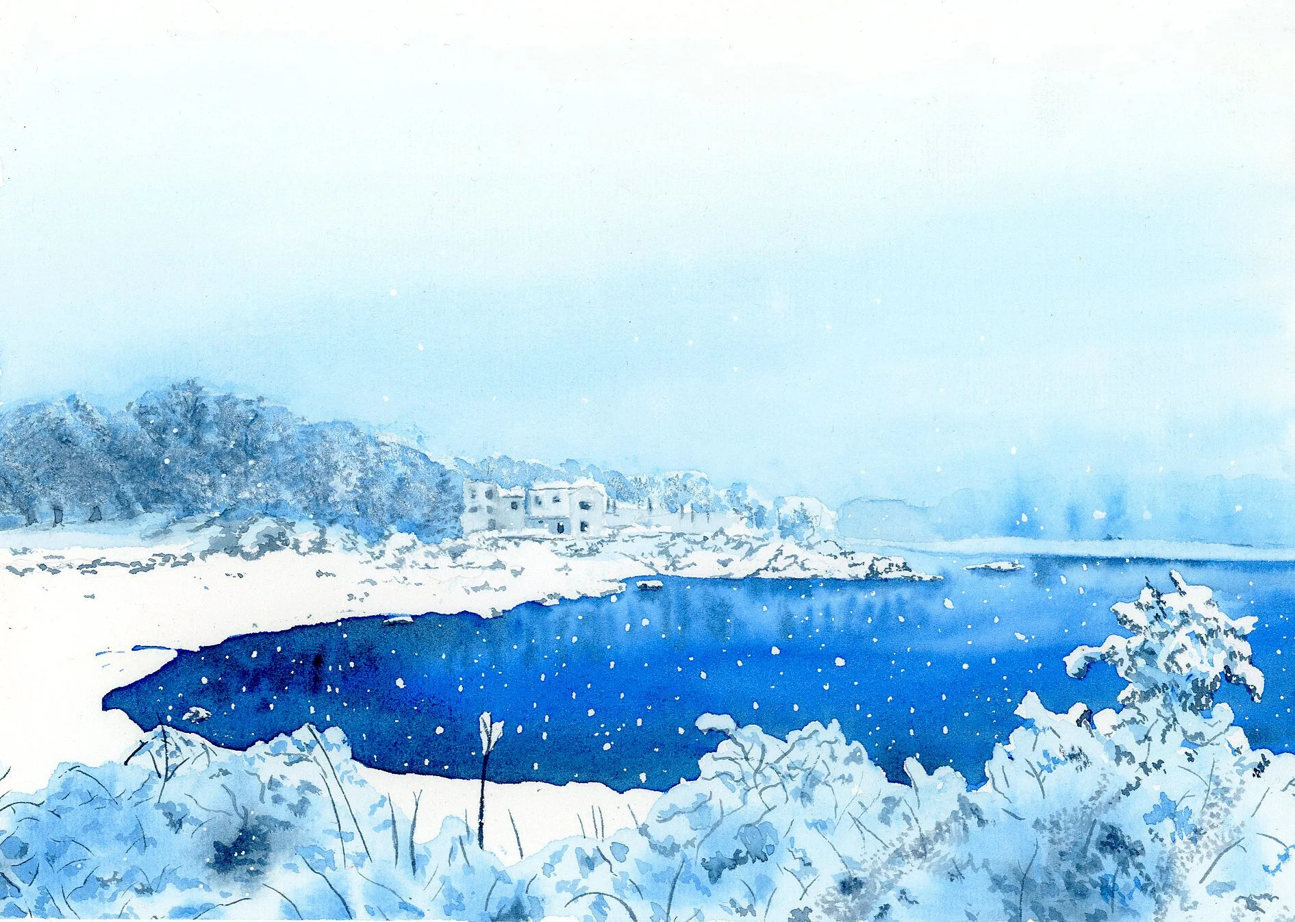 Paysage hivernal avec une rivière ou un lac gelé, entouré de neige, avec des bâtiments et des arbres en arrière-plan sous un ciel nuageux.