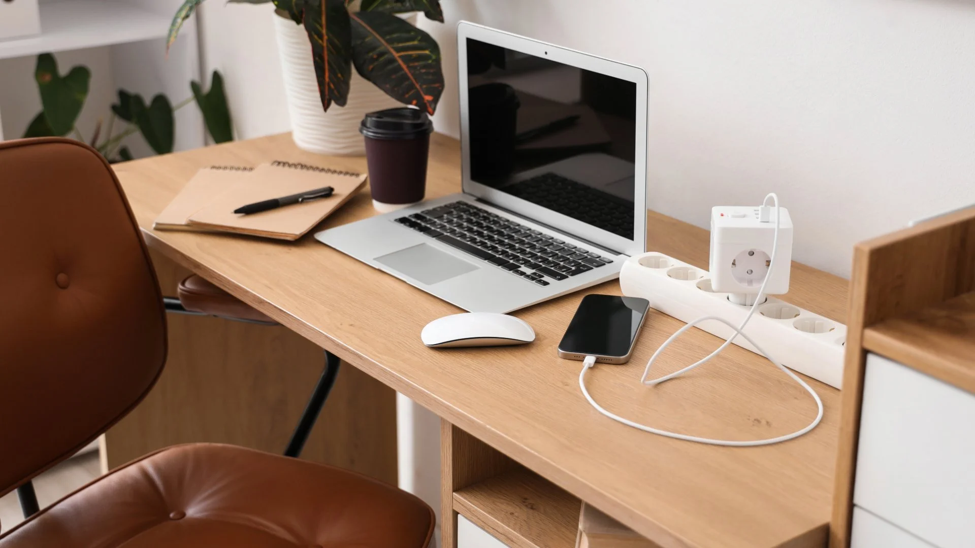 Ronflement 50 Hz, statique, picotements sur le laptop : pourquoi la terre du chargeur change tout