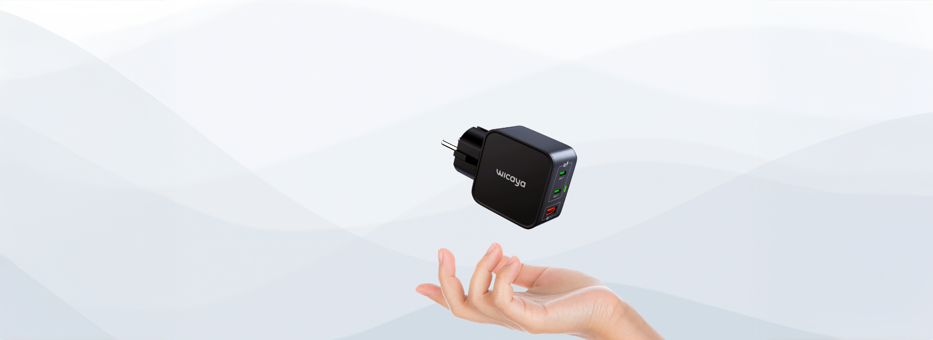 Prise électrique Wicaya avec ports USB, supportée par une main, fond blanc et gris