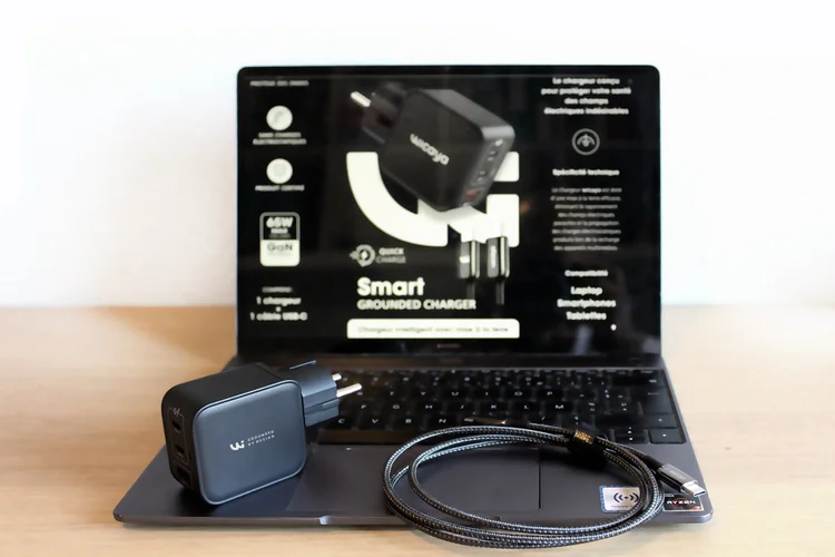 Chargeur Wicaya 65 W noir et son câble USB-C blindé, sur un ordinateur portable