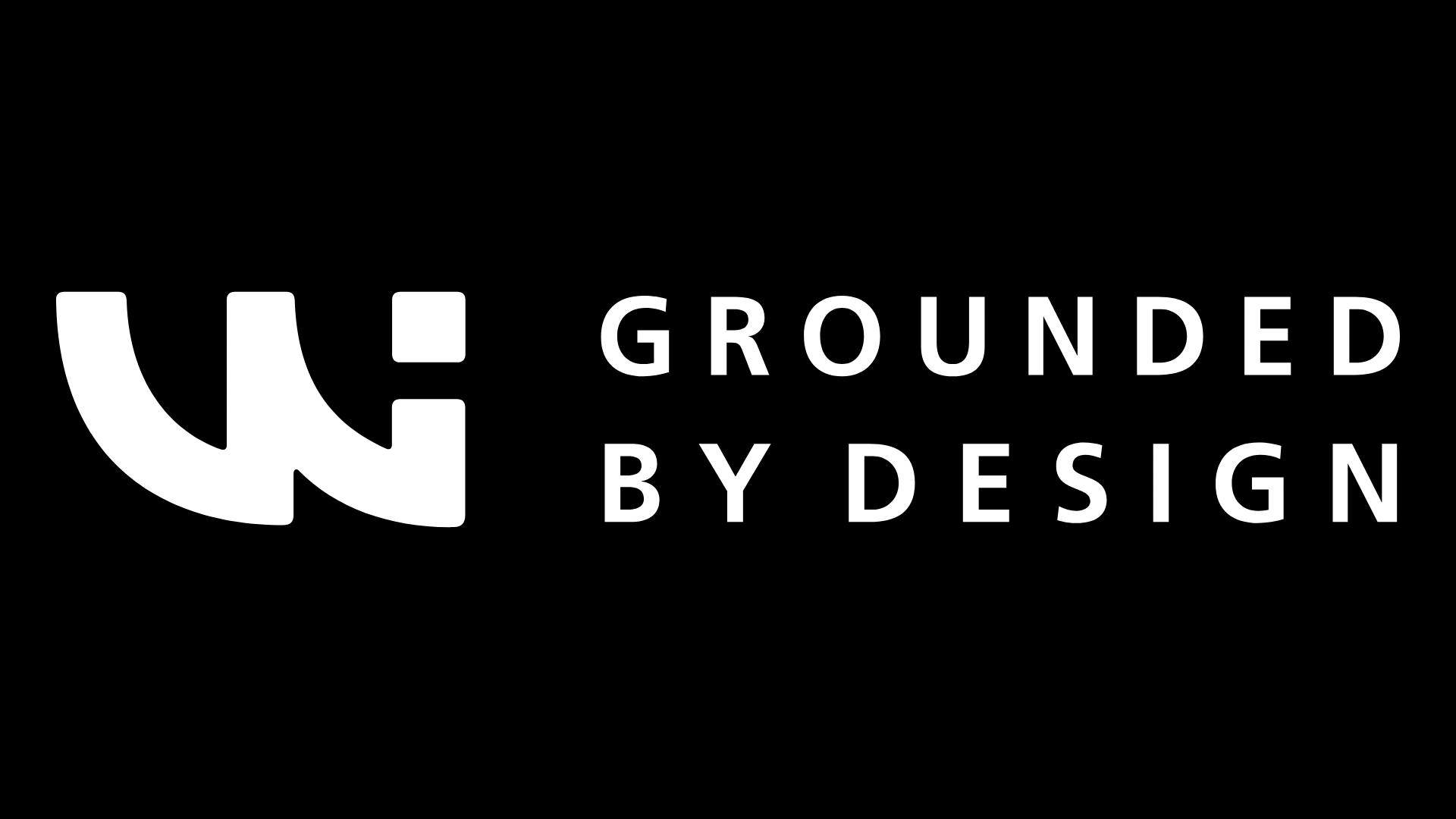 Logo noir et blanc avec la phrase "Grounded by Design" et un symbole abstrait à gauche.