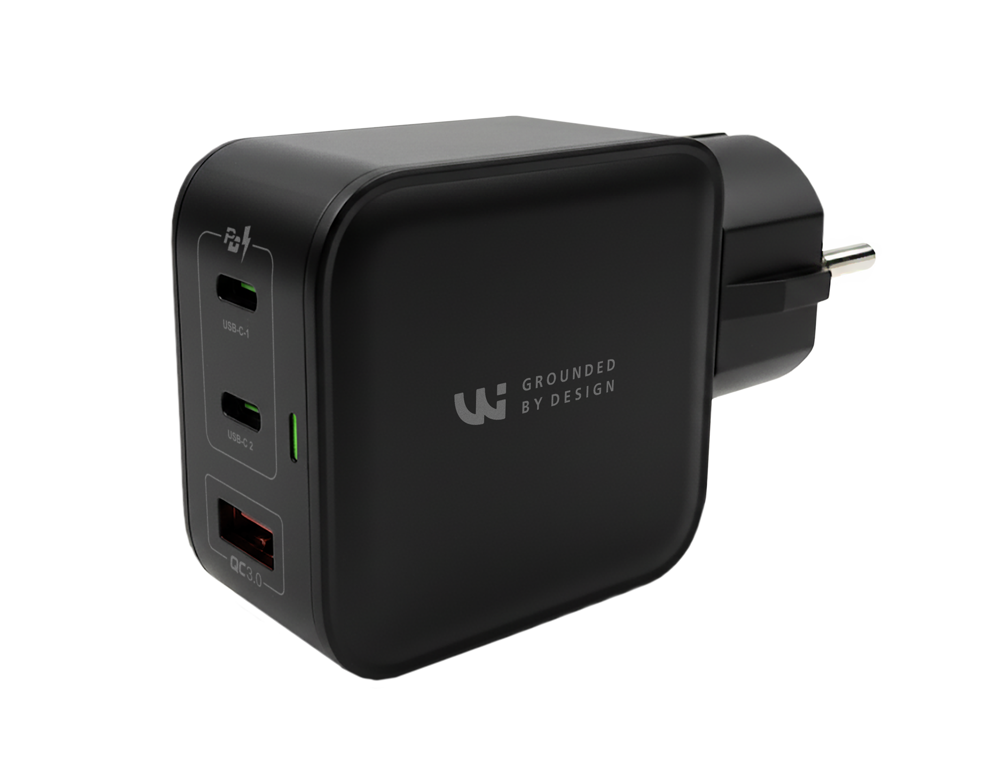 Chargeur de voyage noir avec trois ports USB, un port USB-C 1, un port USB-C 2, et un port USB-A QC 3.0, avec un câble connecté à l'extrémité de la fiche européenne.