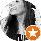 Portrait d'une femme souriante avec des cheveux longs noirs.