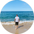 Homme regardant la mer sur une plage.