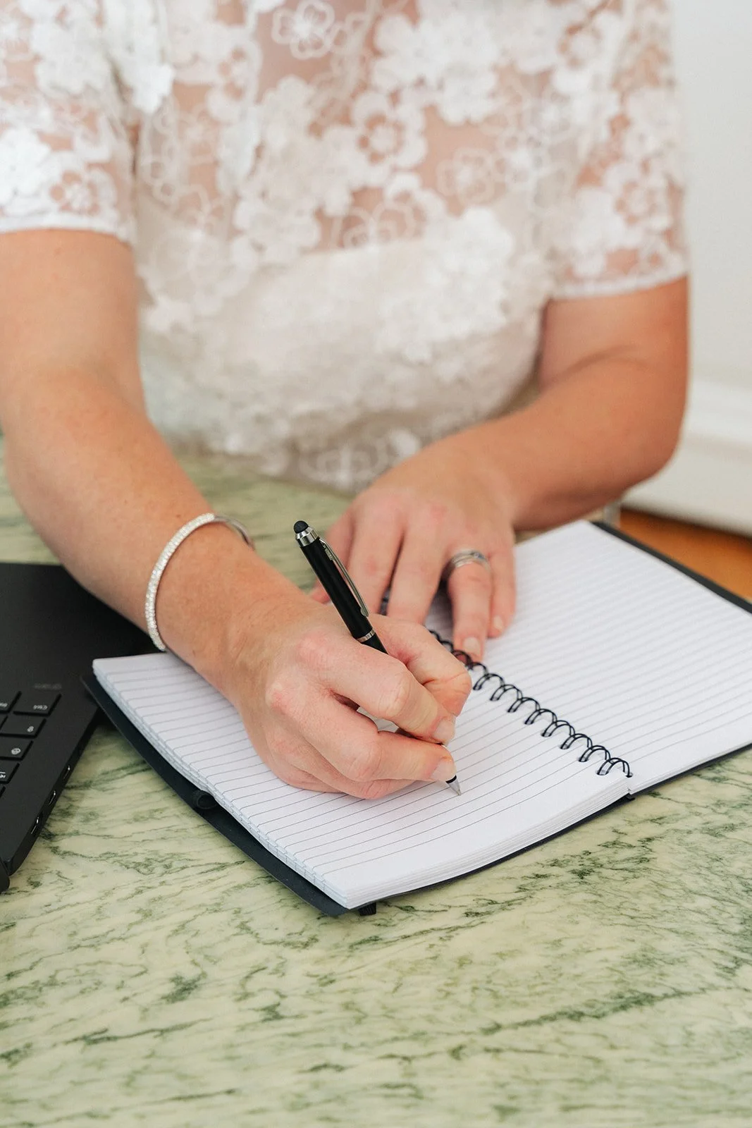 Plan rapproché d'une femme en train d'écrire sur un carnet de note