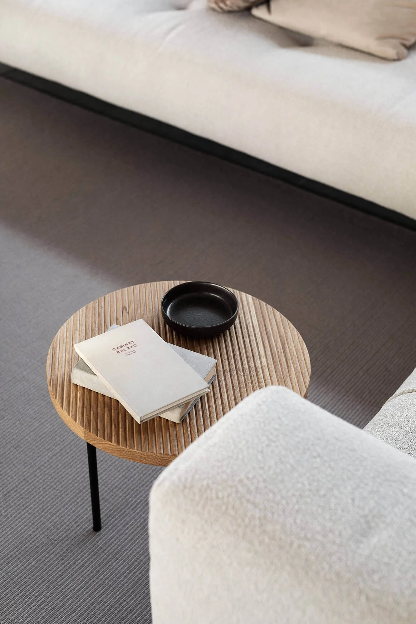 Table basse en bois avec un carnet sur lequel est écrit Cabinet Balzac