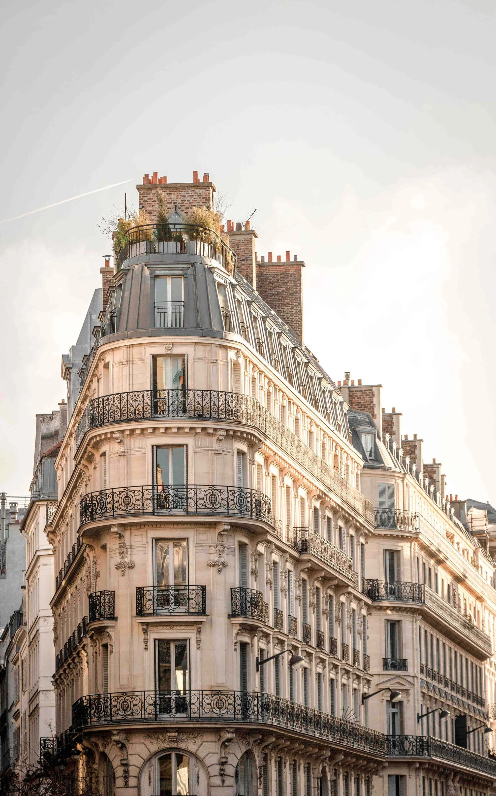 Facade d'un immeuble hausmannien à Paris