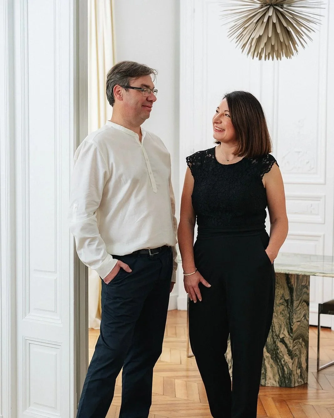 Portrait de Pascal et Sandra souriants, regardant l'un vers l'autre