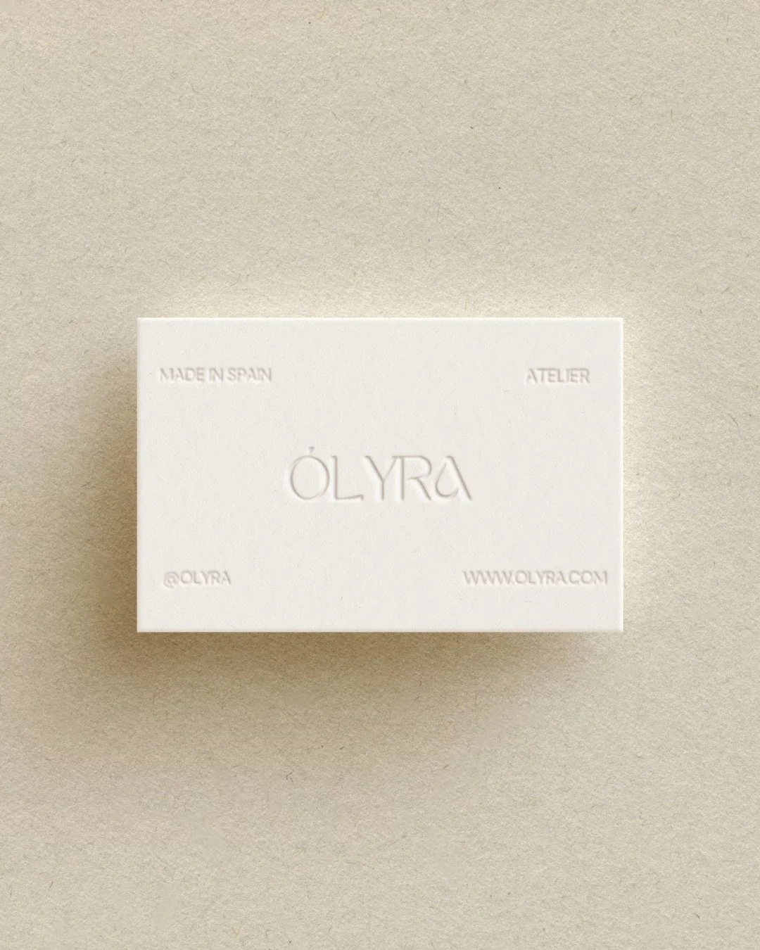 Tarjeta de presentación con acabado en relieve de la marca Ólyra