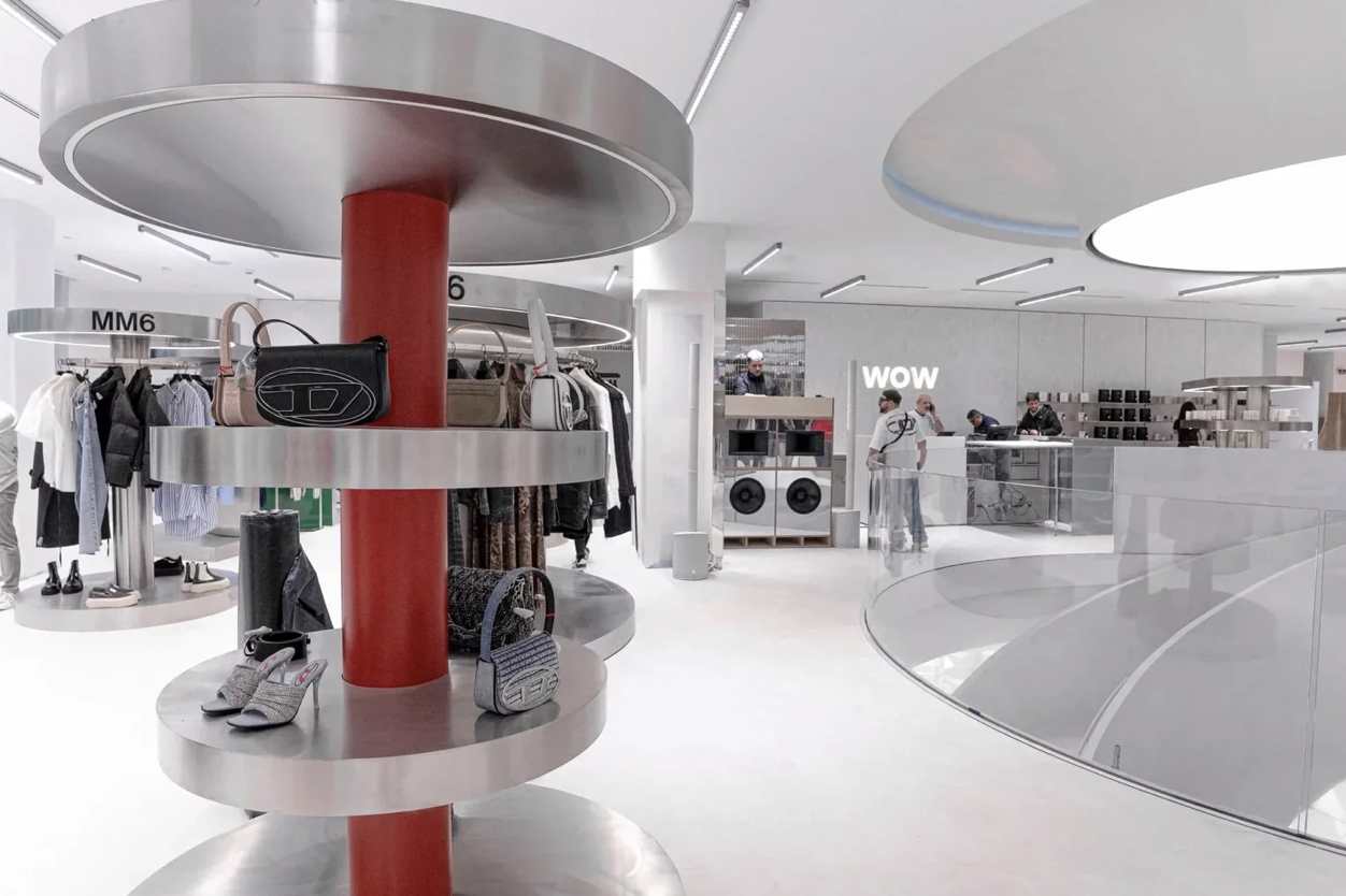Interior de la tienda WOW Concept con zona de moda y accesorios de diseño
