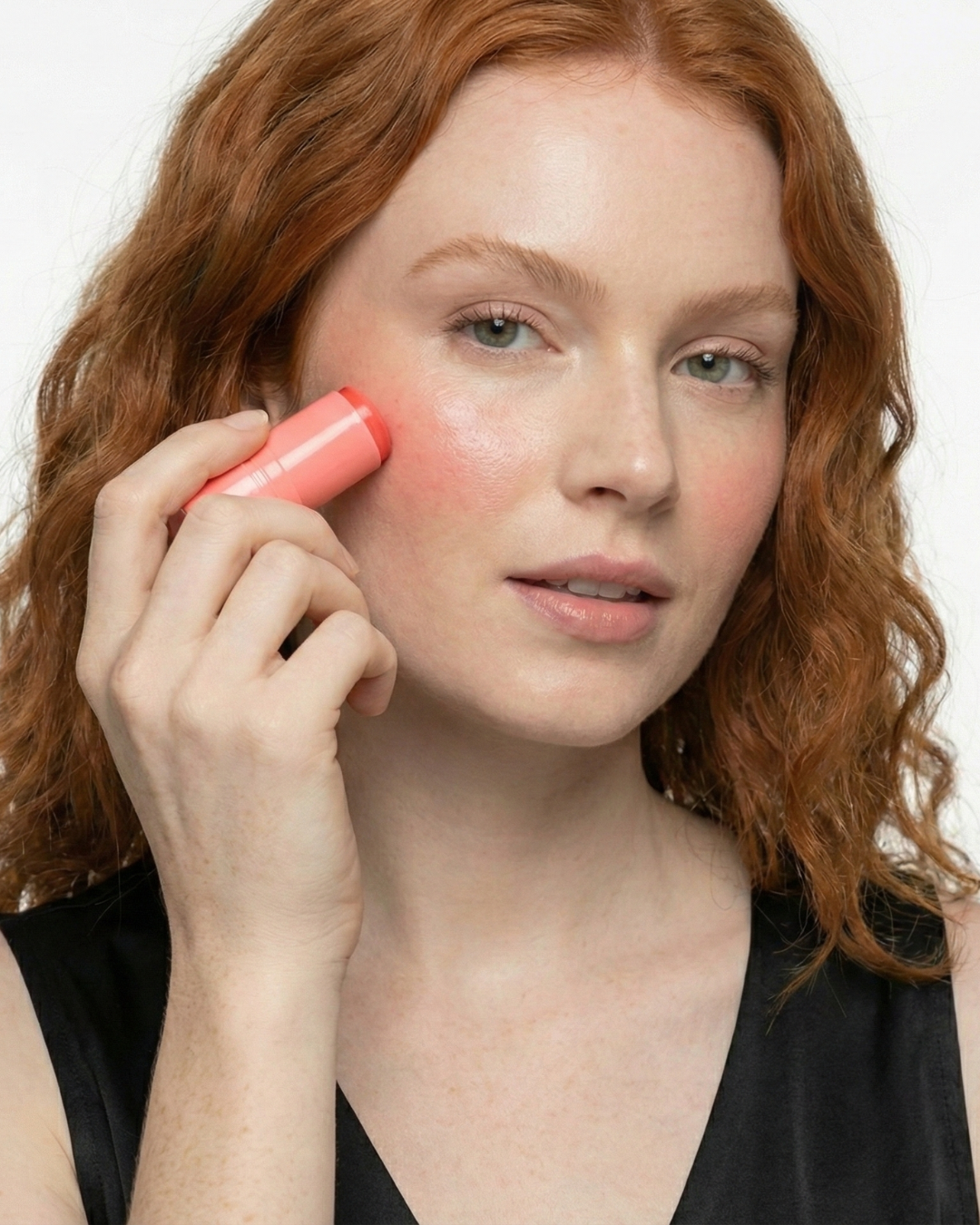 Modelo aplicando Cooling Water Jelly Tint de Milk Makeup en la mejilla