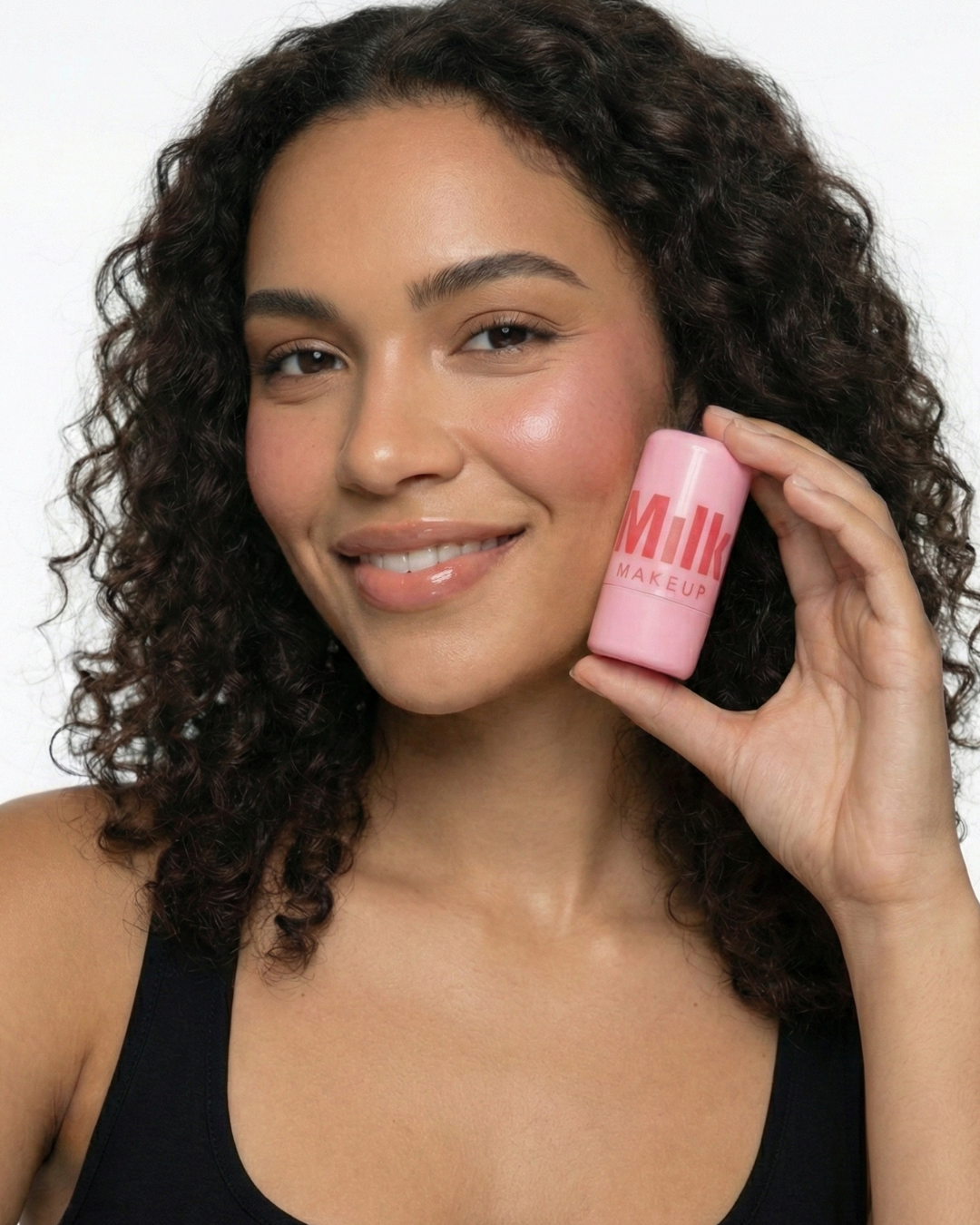 Modelo sonriente con Cooling Water Jelly Tint de Milk Makeup