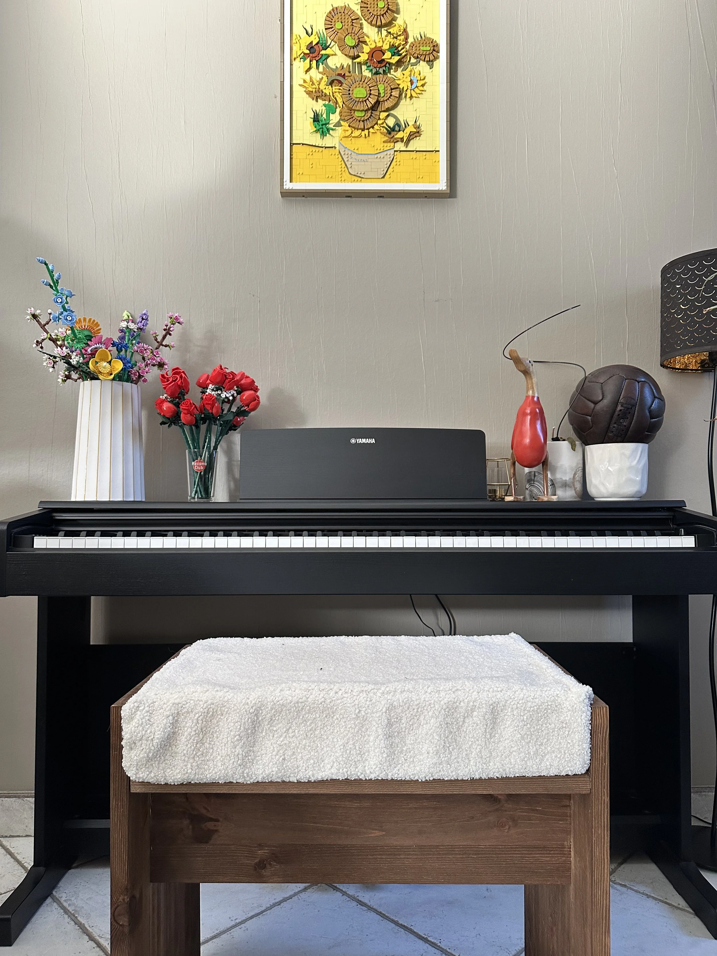 tabouret pour piano en bois foncé avec une assise beige