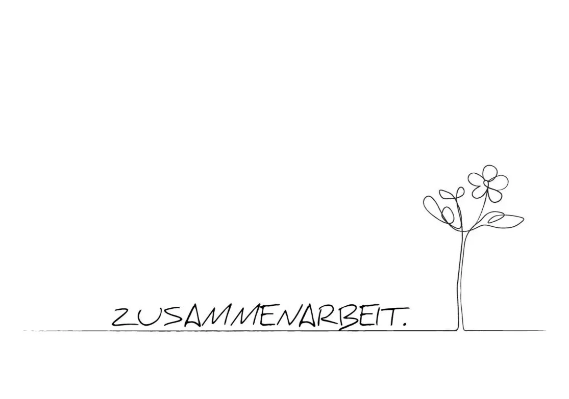 Zeichnung einer einzeiligen Linie, die in einer Seite einen kleinen Strauch mit Blüte bildet, daneben das Wort "ZUSAMMENARBEIT".