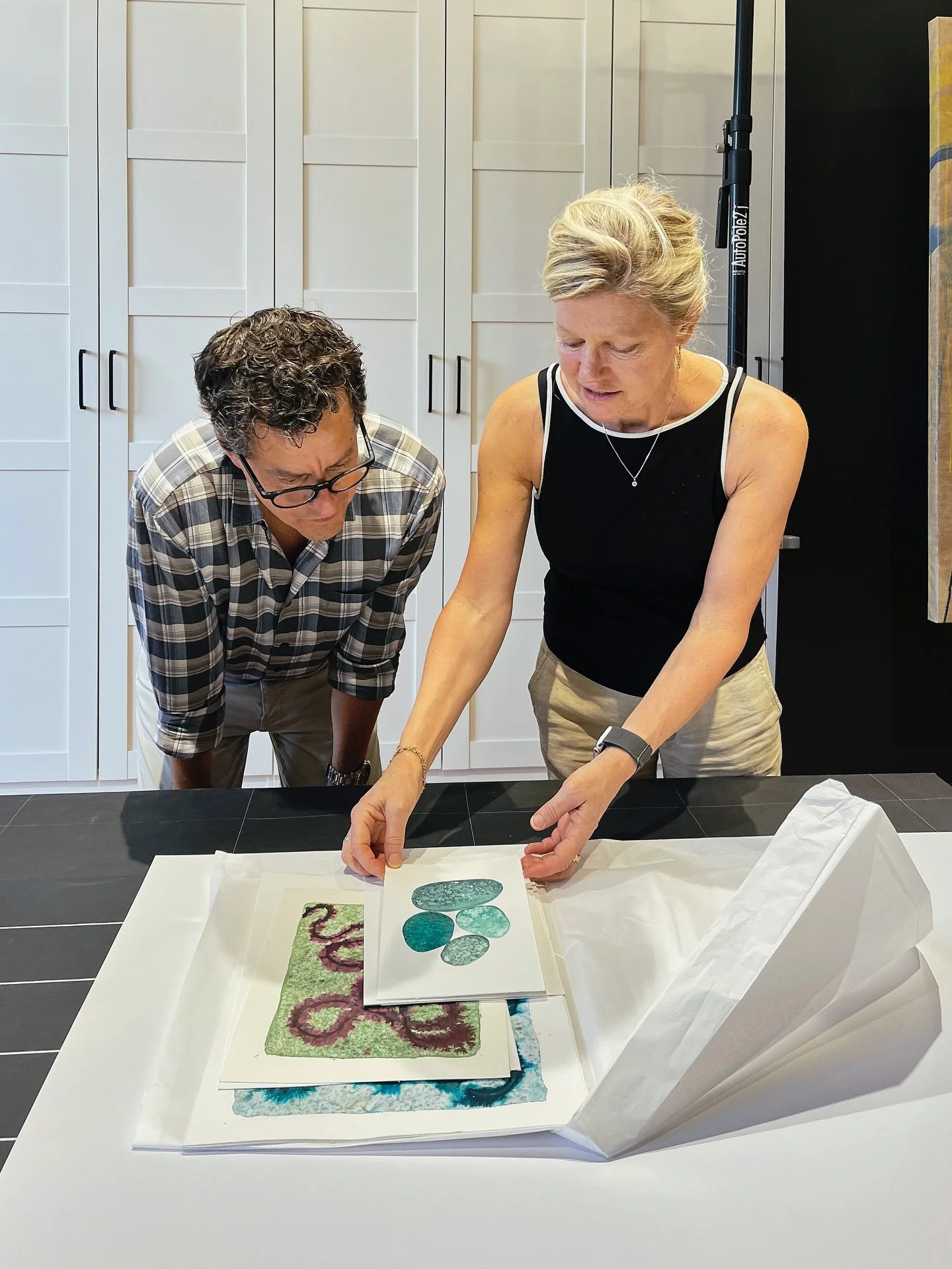 Mais uma cliente feliz 🌀

A Betsy visitou-nos com uma obra em A4, entusiasmada por experimentar formatos maiores. As suas t&eacute;cnicas muito reativas e minuciosas sempre a limitaram a escalas mais pequenas &mdash; at&eacute; agora.

Com a nossa c