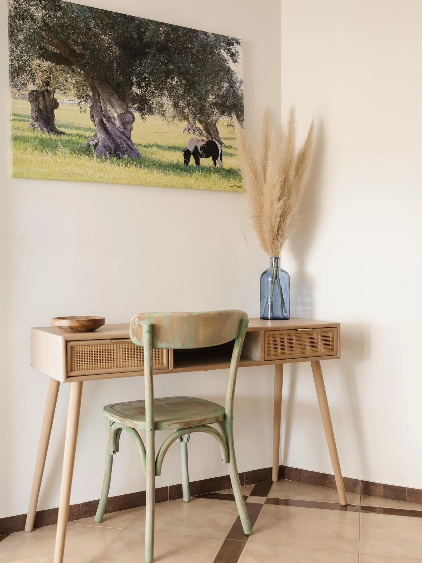 Puglia 🤍
Sunlight on the desk, soft pampas swaying, and time slowing down just enough to enjoy the moment.

#Puglia #ItalianVibes #CalmSpaces #PampasGrass #weareinpuglia