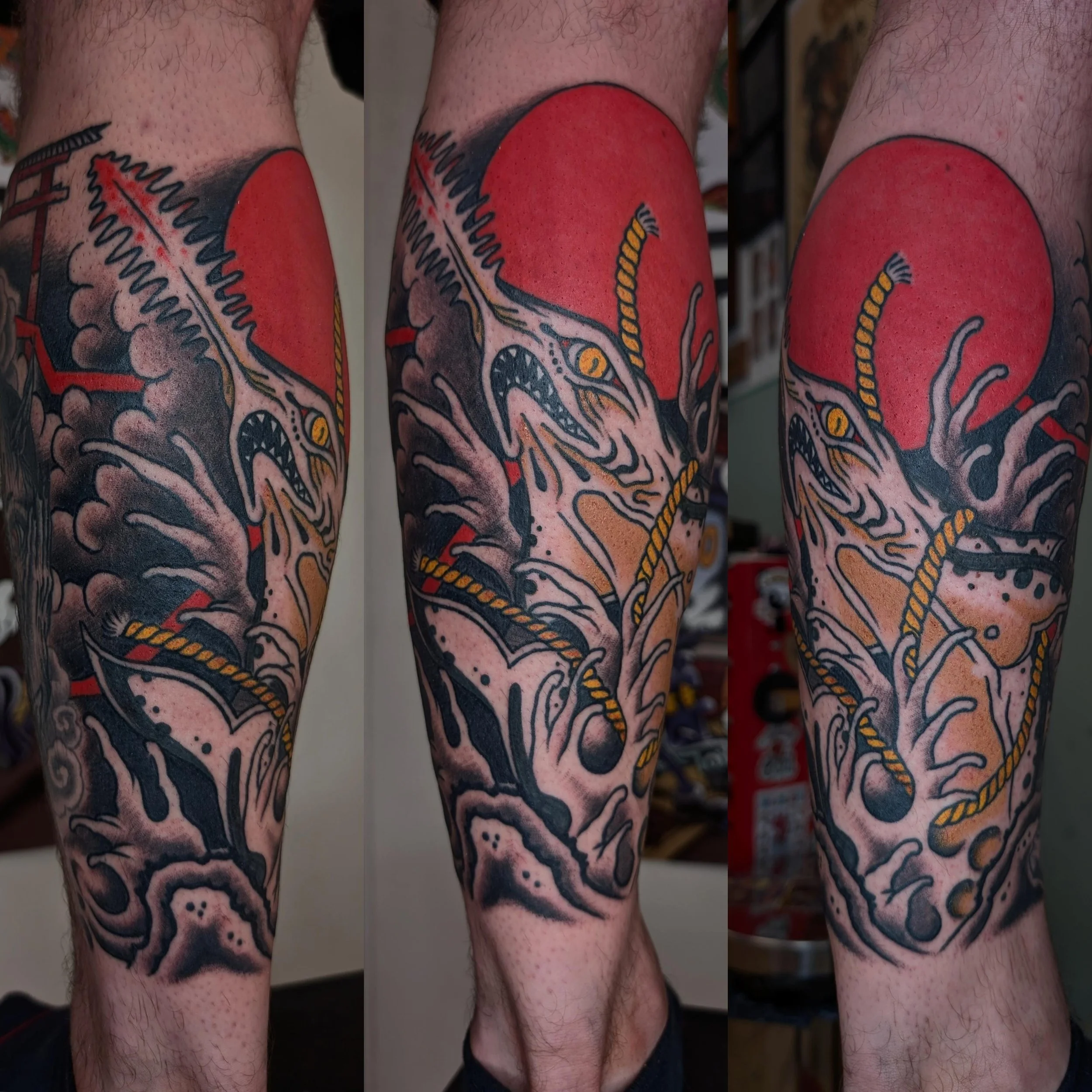 Tattoo eines Drachen mit Bannern, rotem Mond und Wolken auf dem Bein.