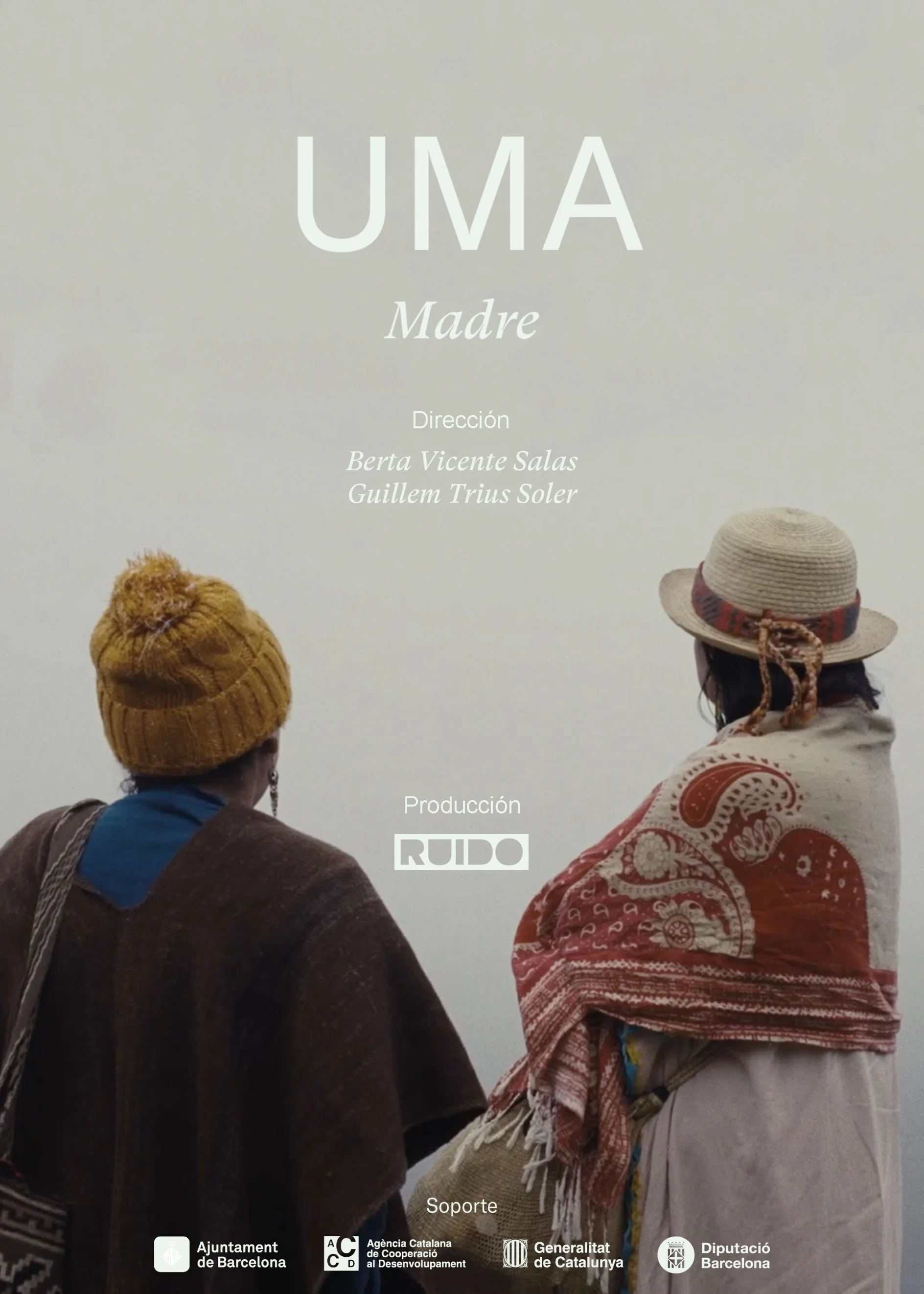 Cartel de una exposición titulada 'UMA Madre' con dirección de Berta Vicente Salas y Guillem Trius Soler, producida por RUIDO, mostrando a dos mujeres vistas de espaldas con prendas tradicionales, una con sombrero de paja y la otra con gorro de lana, en un fondo gris